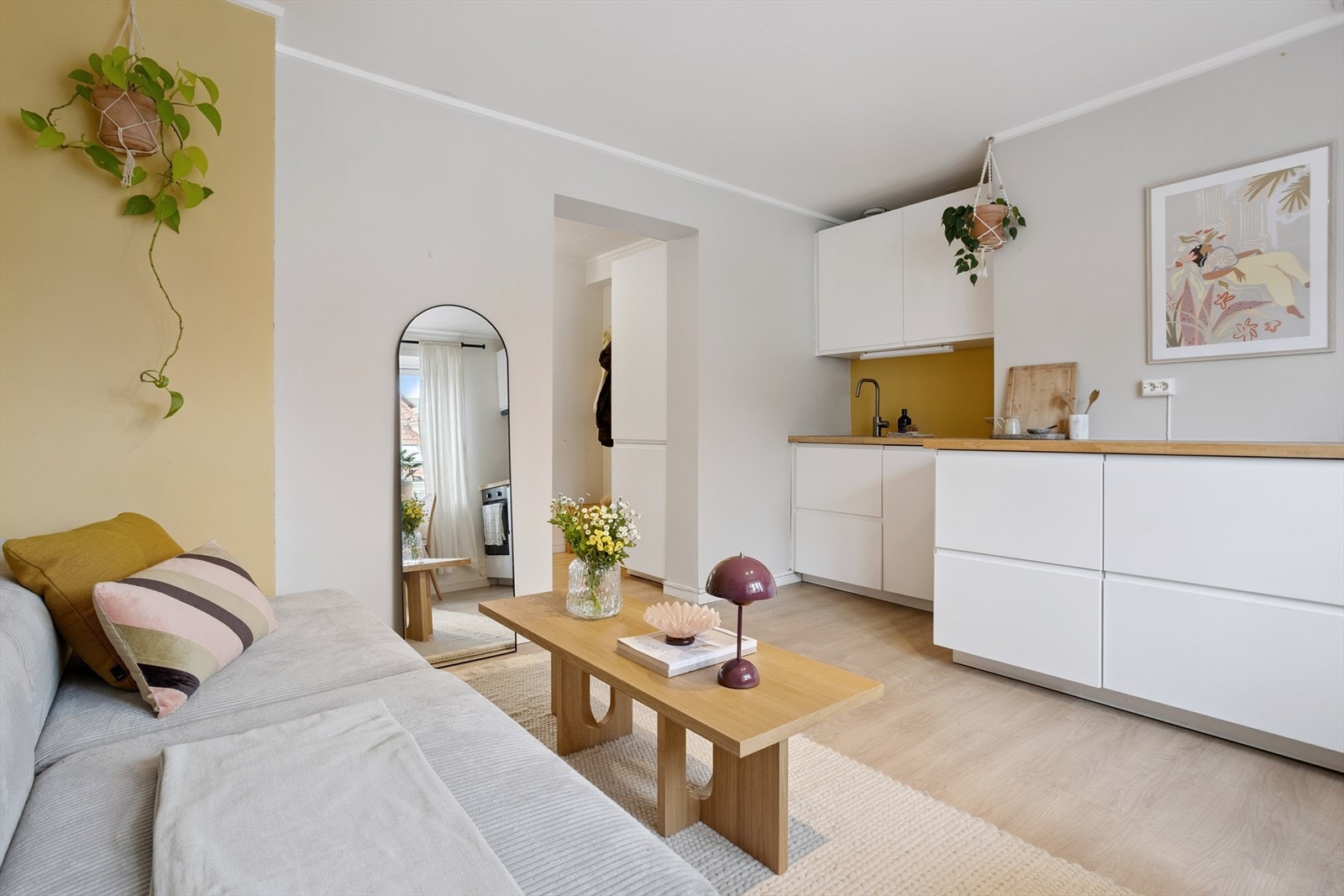 Stuen har plass til en mindre spisegruppe, samt sofa og salongbord. Galleribilde