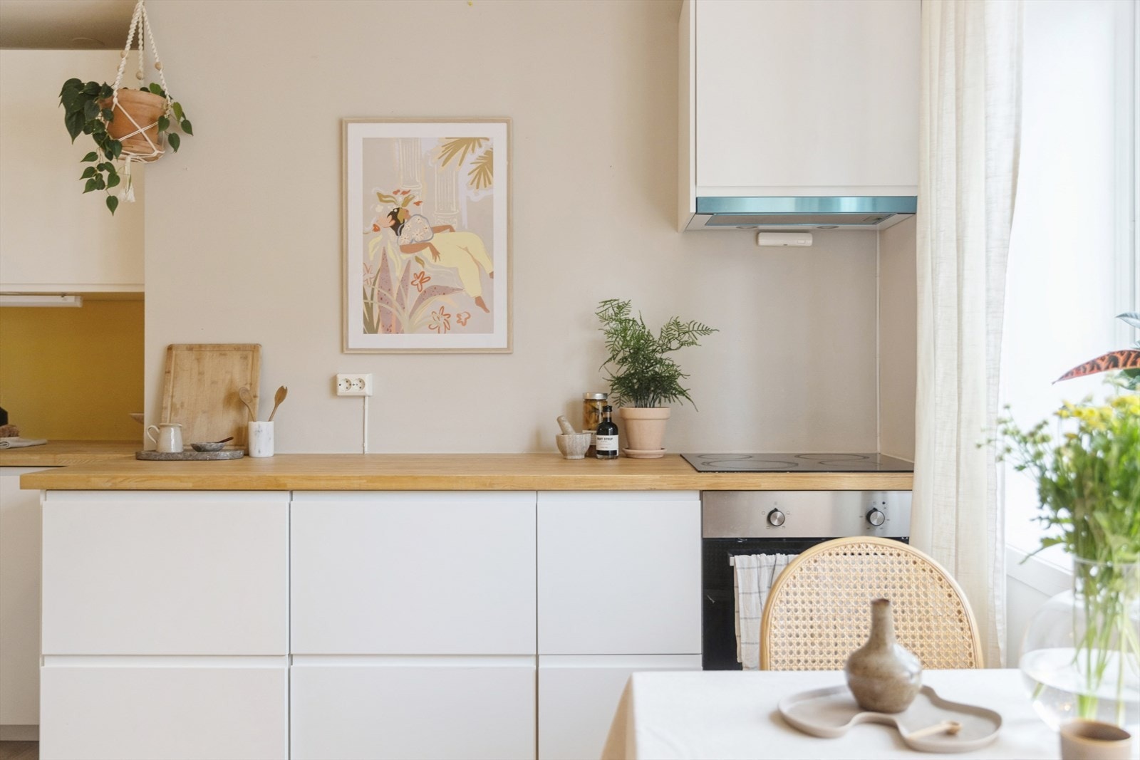 Lys Ikea-kjøkkeninnredning med slette fronter, laminatbenkeplater og stålvask. Galleribilde