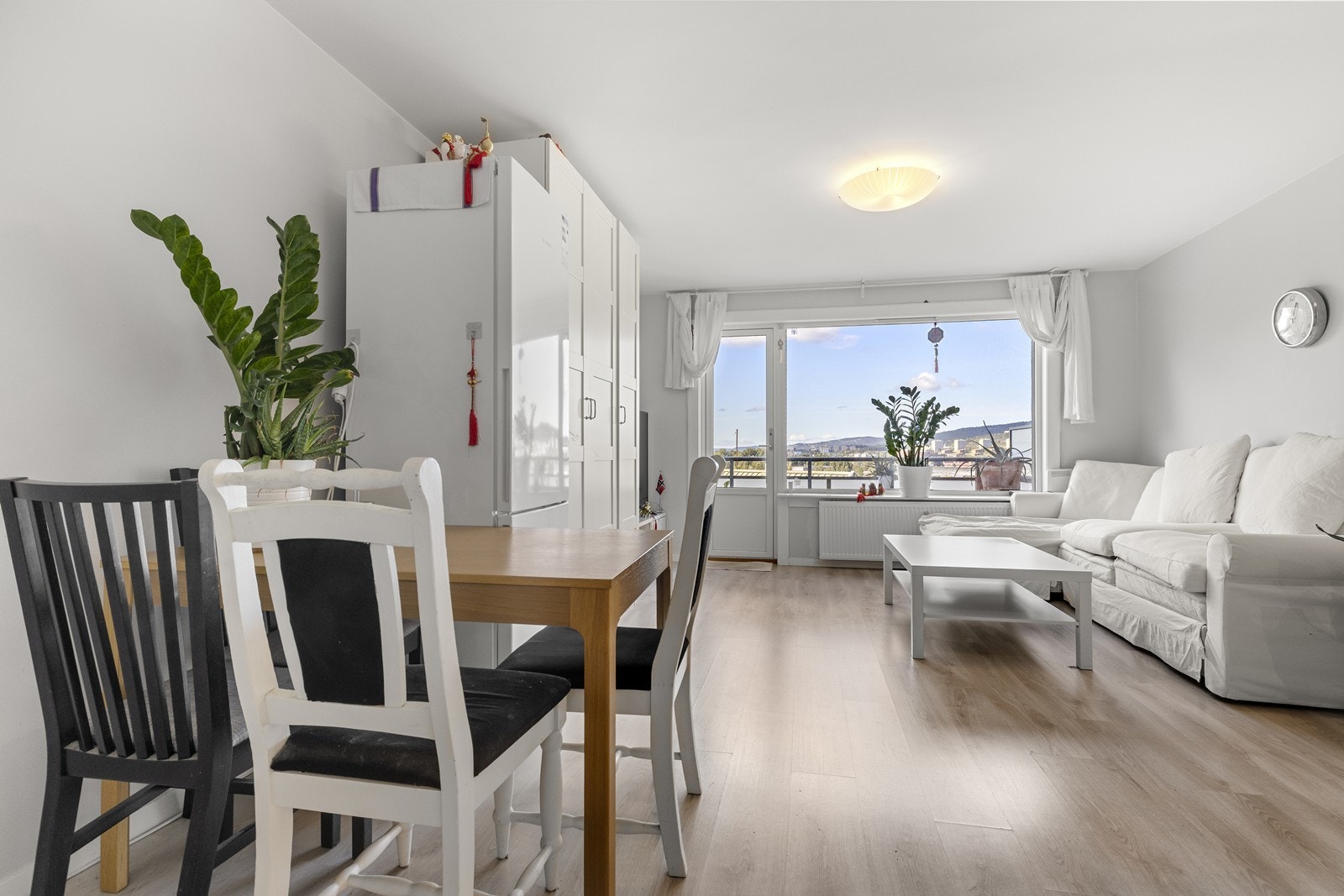 Den åpne løsningen gir god plass til en egen spisesone i tilknytning til kjøkkenet. Galleribilde