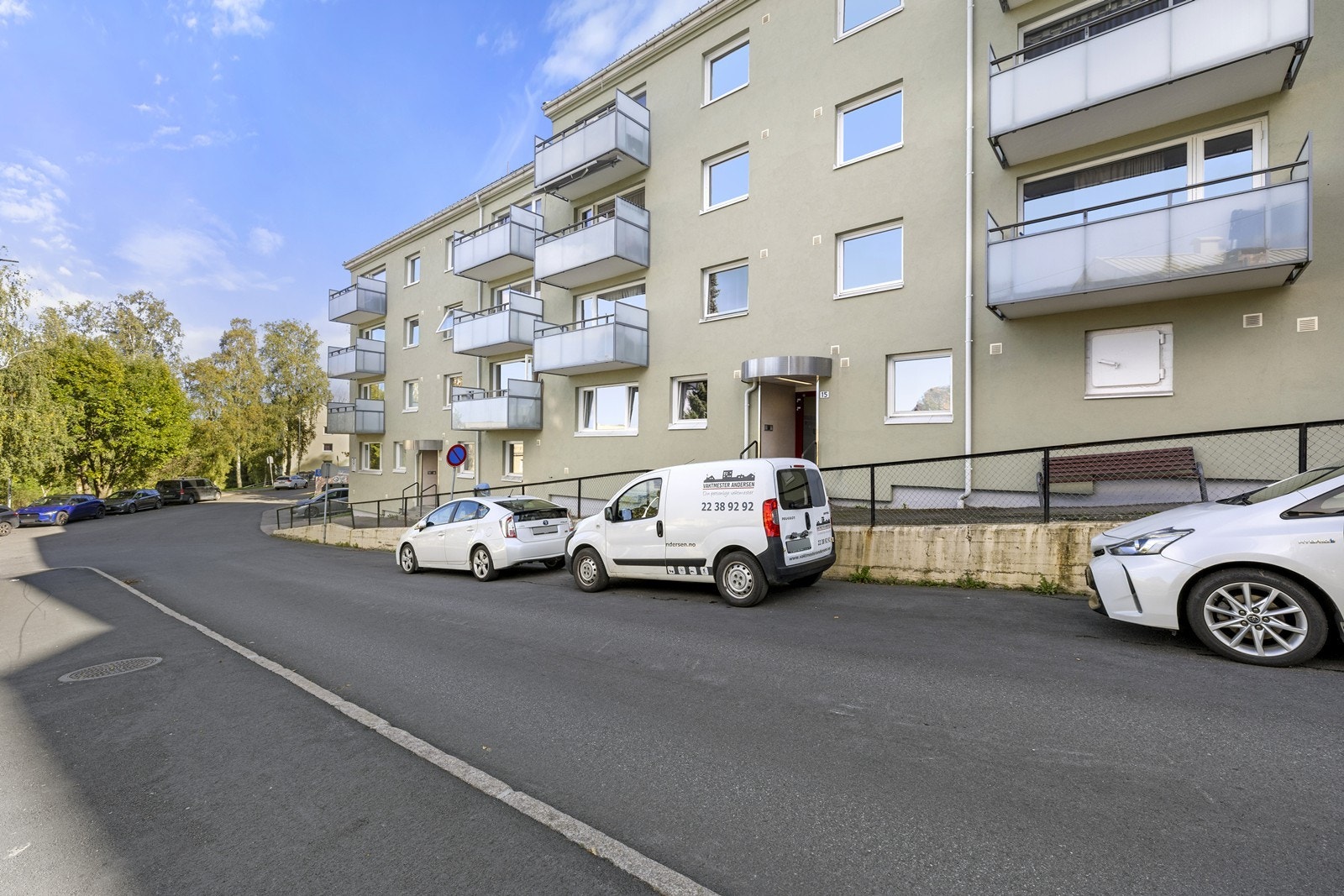 Bygningen er fra 1957 og fikk rehabilitert fasadene i 2018. Galleribilde