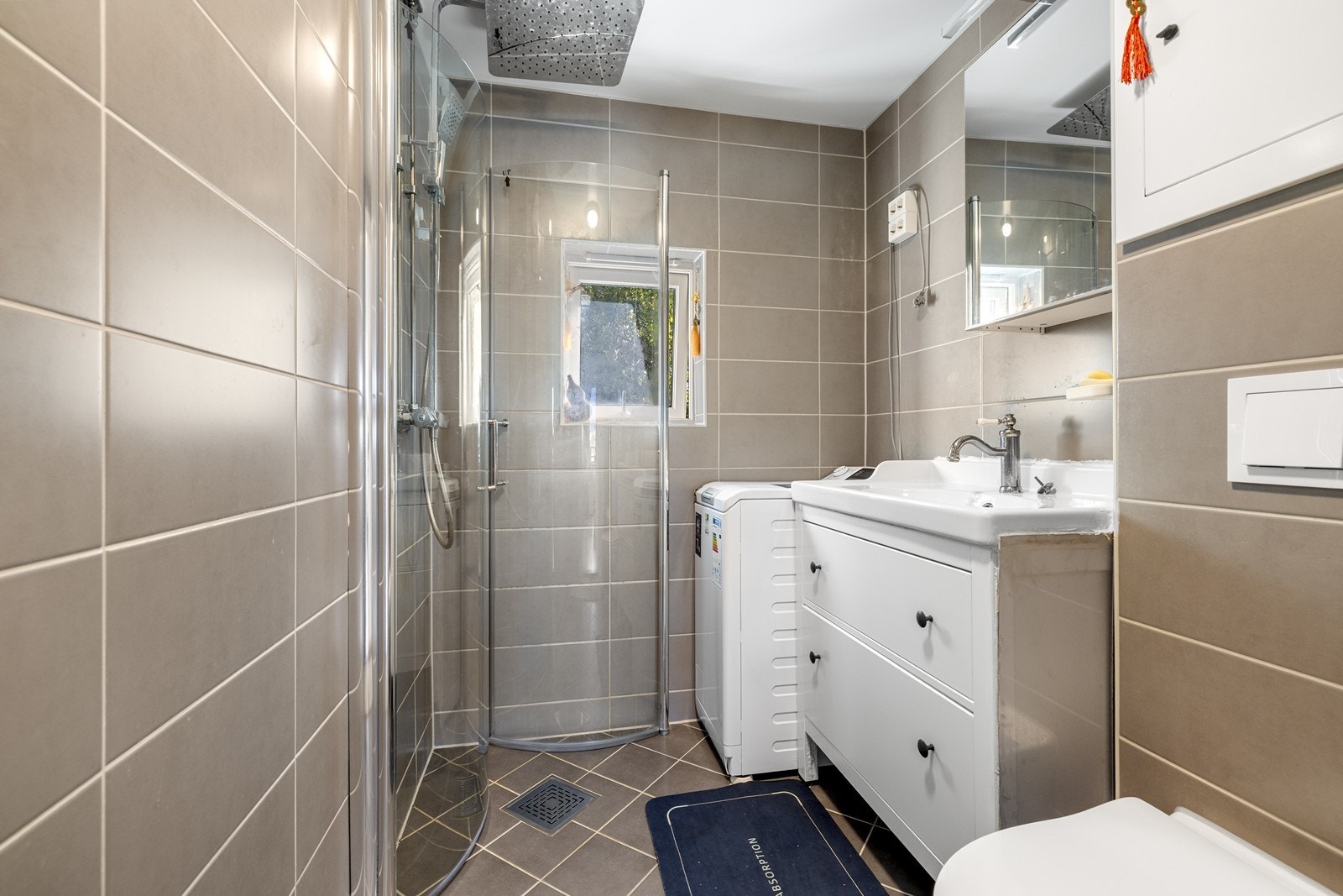 Badet ble rehabilitert i perioden 2022-2024 med flislagte overflater og varme i gulvet. Galleribilde