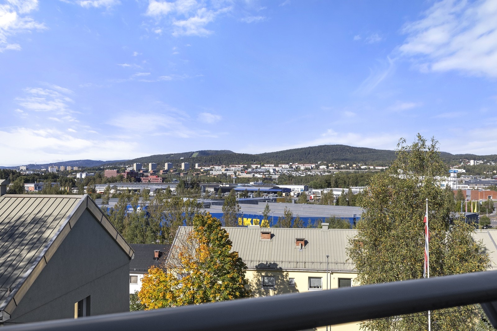 Fra leiligheten er det kort vei til både servicetilbud og flotte turområder i Østmarka. Galleribilde