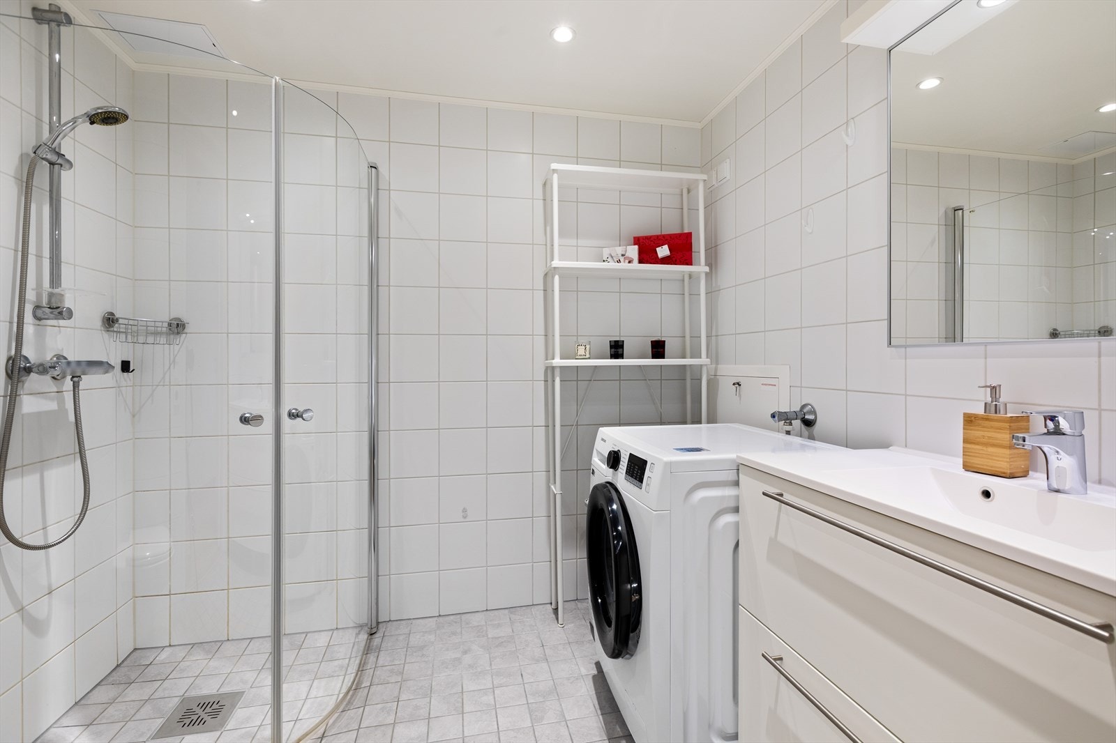 Pent flislagt baderom med gulvvarme. Galleribilde