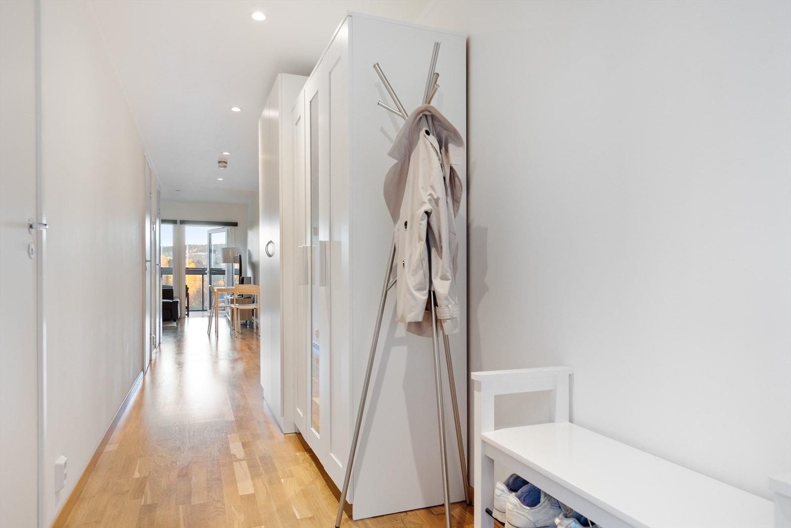 Entreen er lysmalt og det er montert downlights i himling. Yttertøyet henges i garderobeskapene. Galleribilde