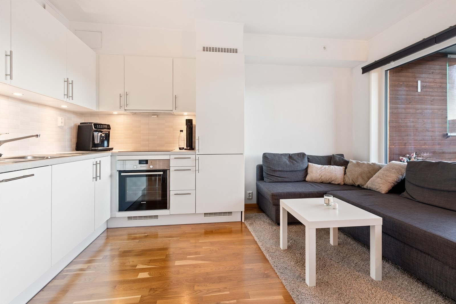 Mellom benk og overskap er det montert fliser. Galleribilde