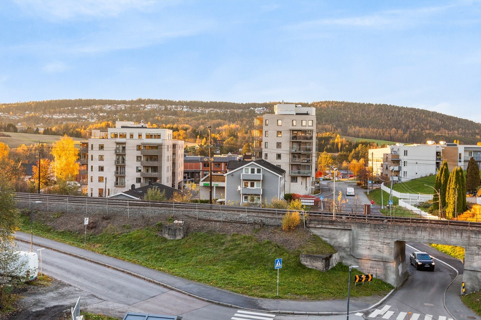 Fra leiligheten er det kort vei til bl.a. Kiwi og Frogner togstasjon. Galleribilde