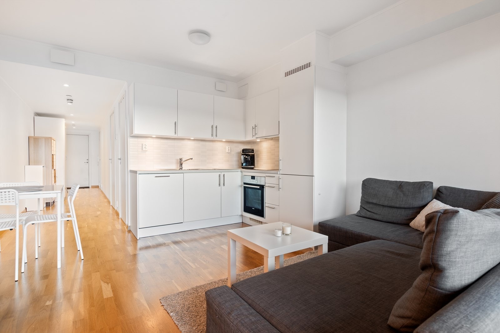 Stuen byr på flere møbleringsmuligheter og det er plass til sofa og en mindre spisegruppe. Galleribilde