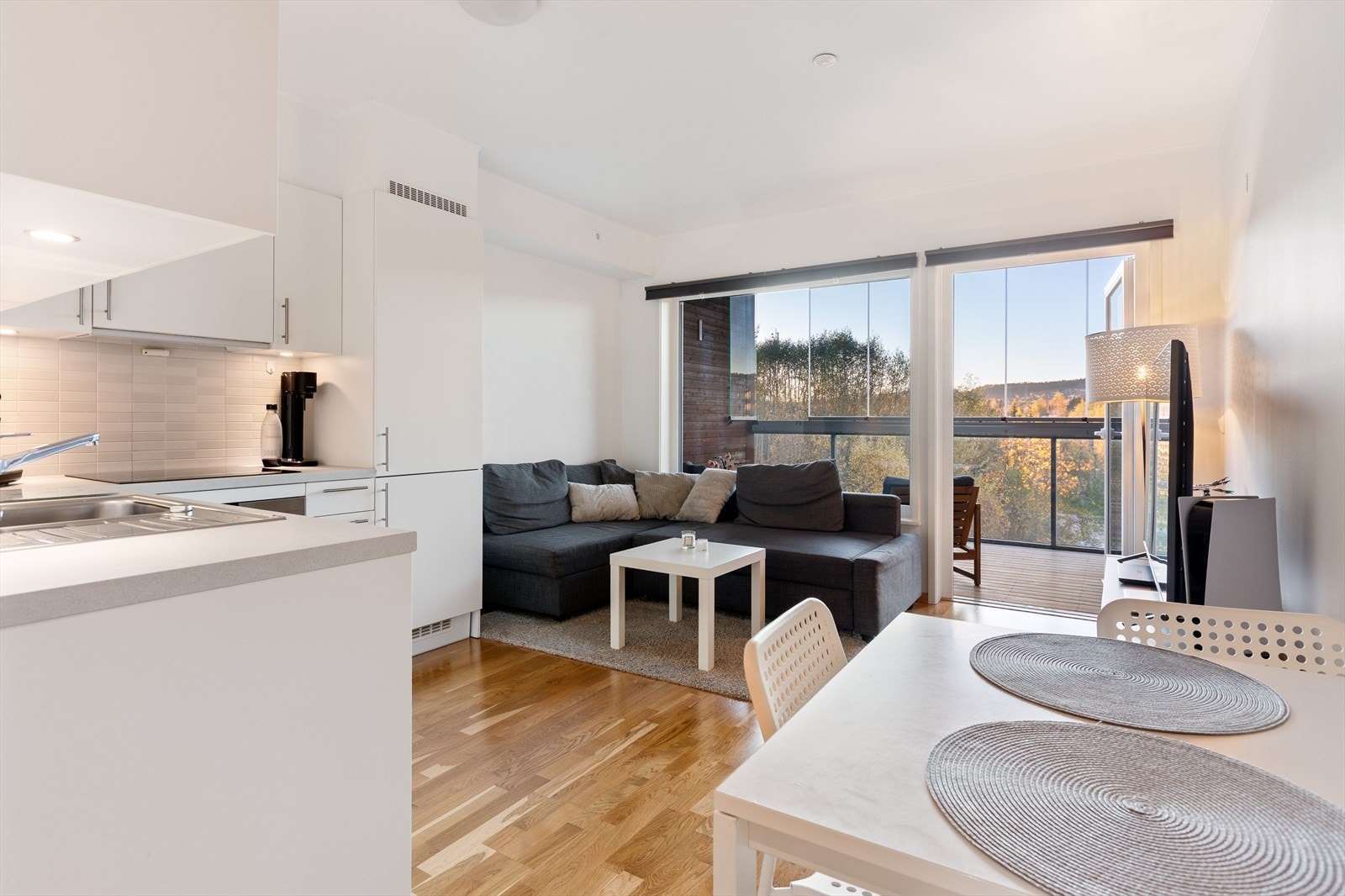 Leiligheten har en åpen kjøkken/stueløsning. Galleribilde