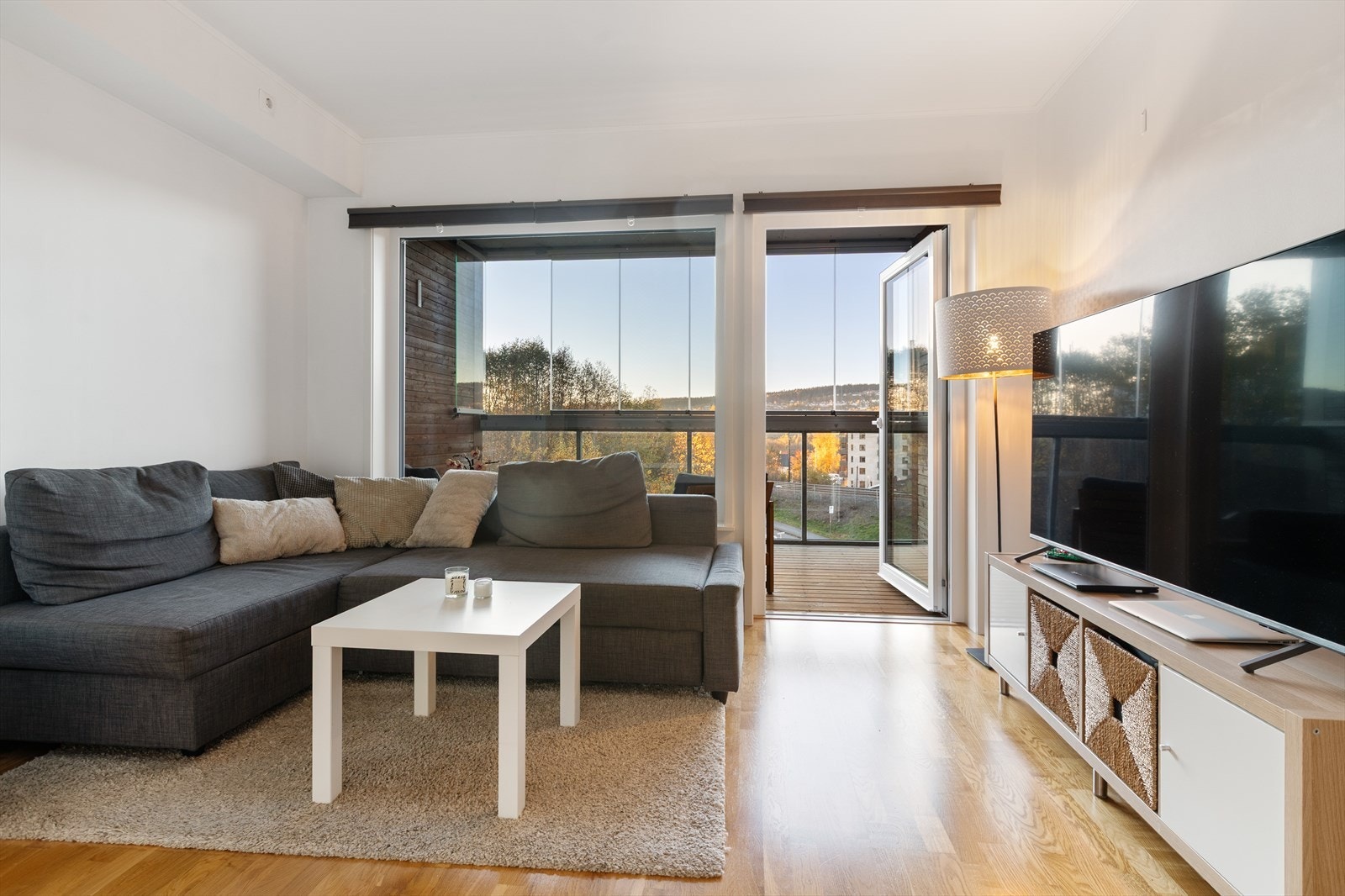 Fra stuen er det utgang til innglasset balkong. Galleribilde