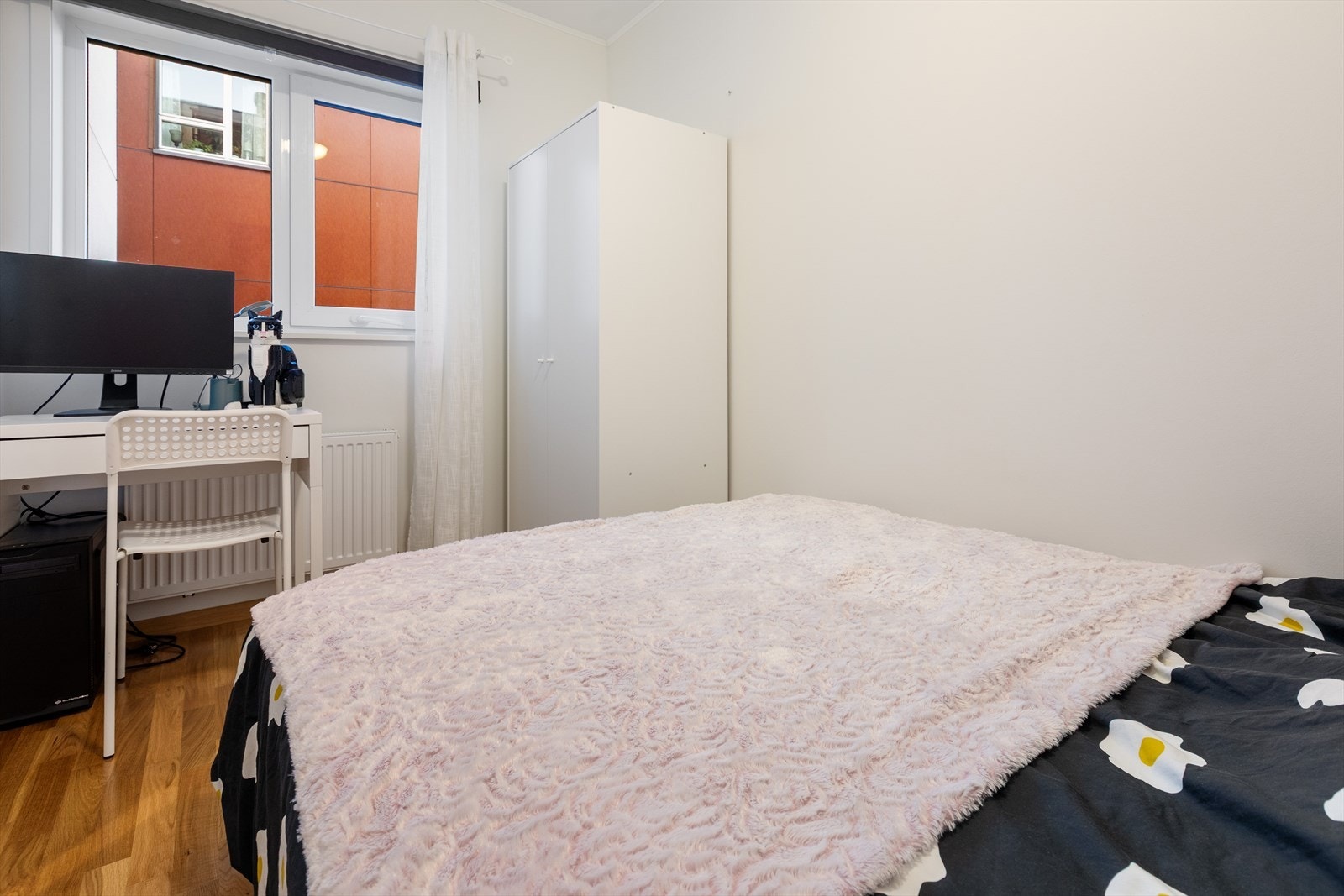 Det er satt inn garderobeskap på soverommet. Galleribilde