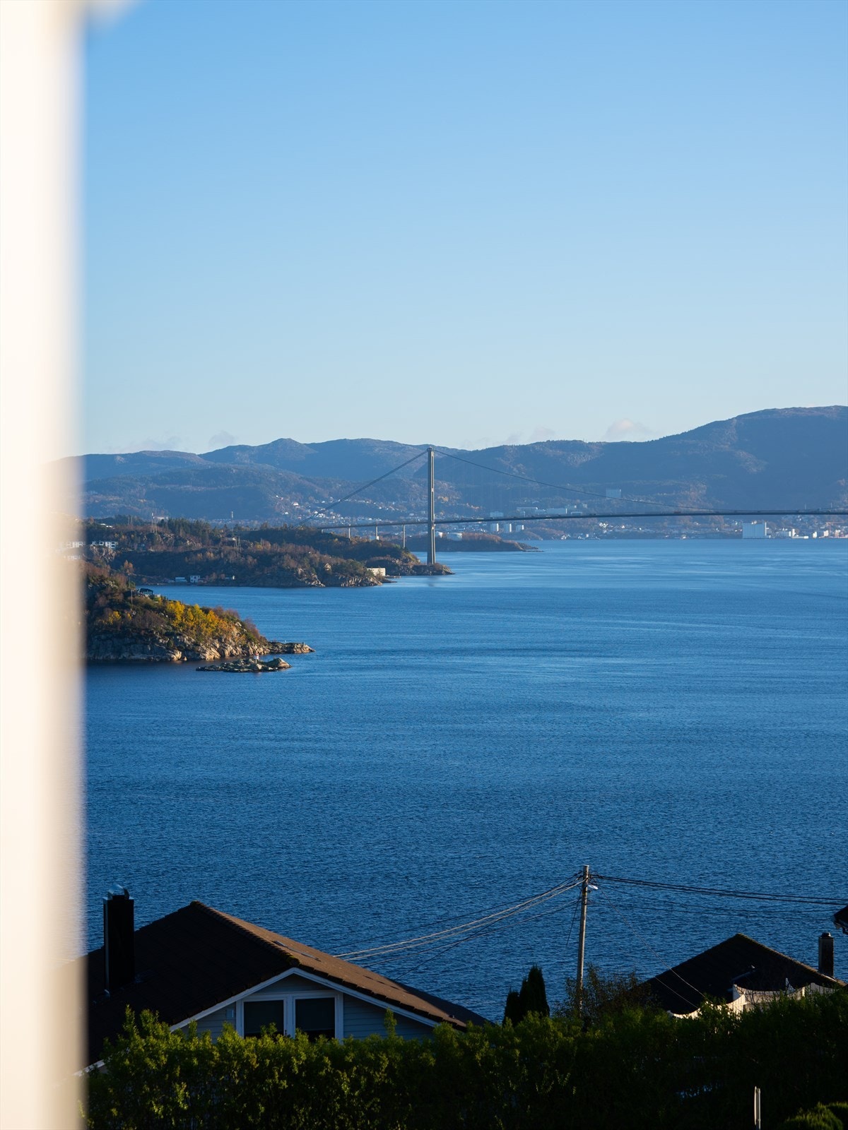 Her strømmer dagslyset inn gjennom store vindusflater, og utsikten mot sjøen setter stemningen Galleribilde