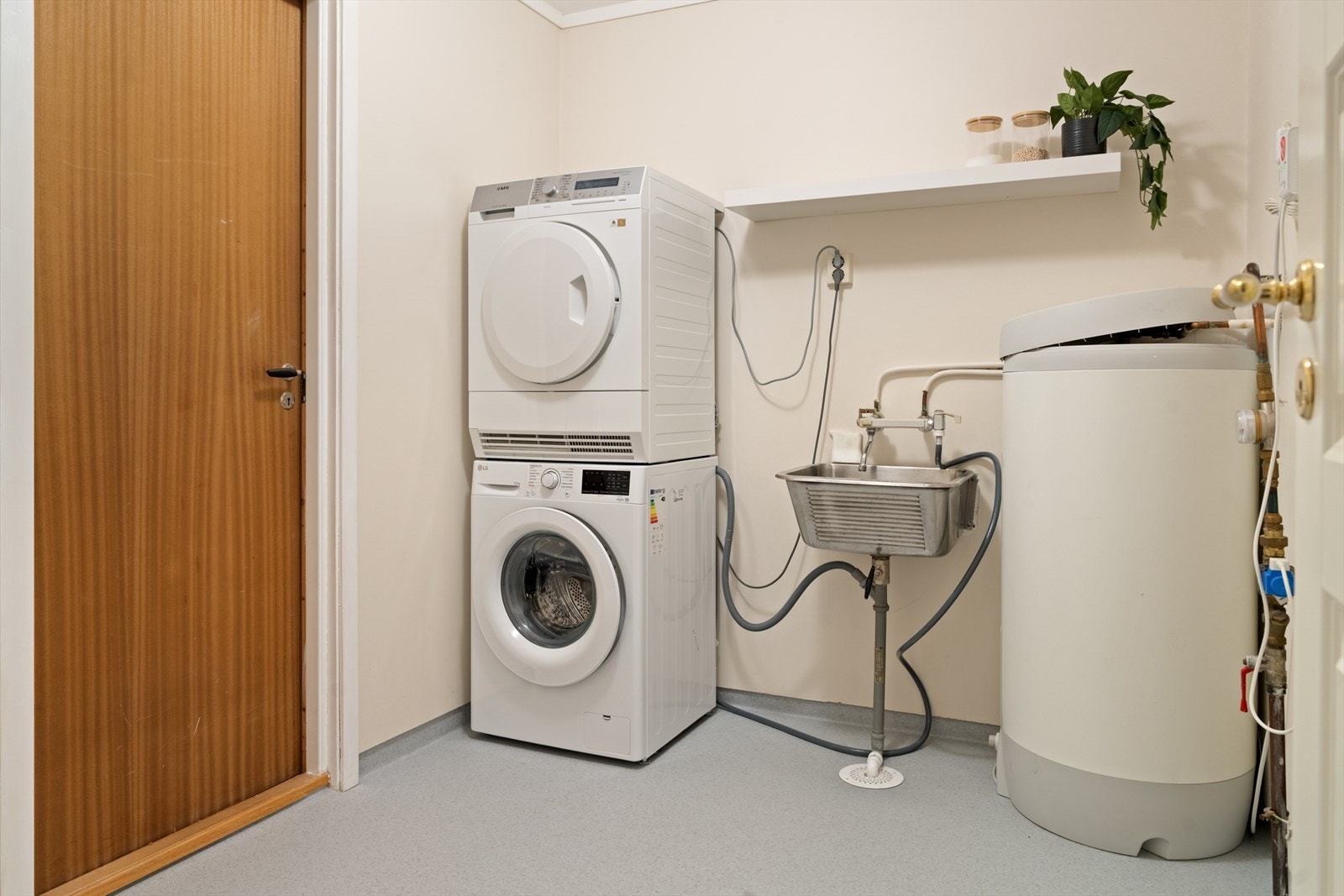 Separat vaskerom med gode muligheter for oppbevaring og arbeidsplass. Her kan du enkelt skape et ryddig og effektivt vaskerom med smarte løsninger Galleribilde