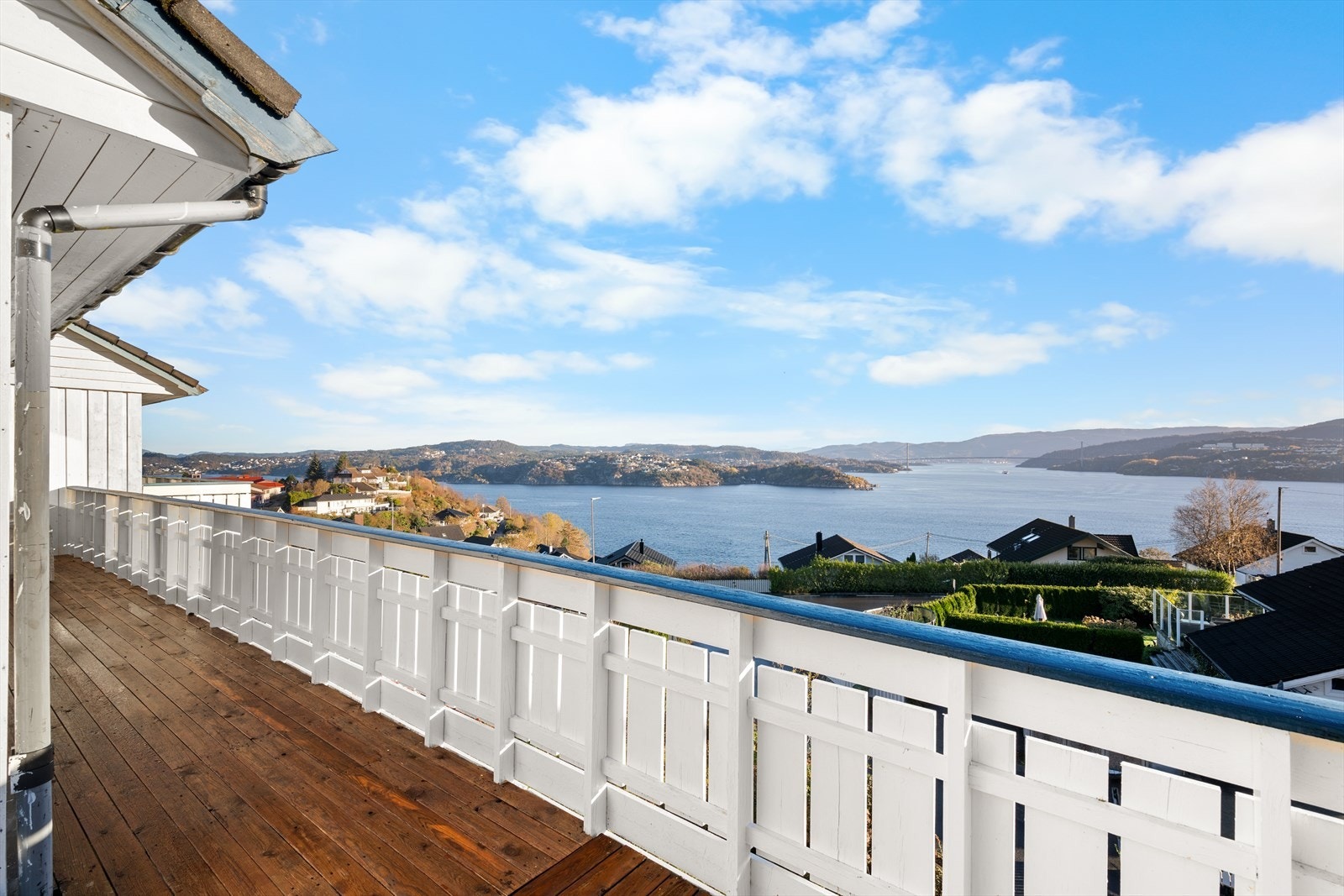 De flotte uteområdene lar deg følge solen gjennom dagen, og nyte den storslåtte utsikten mot Bergen Vest og innseilingen til byen Galleribilde
