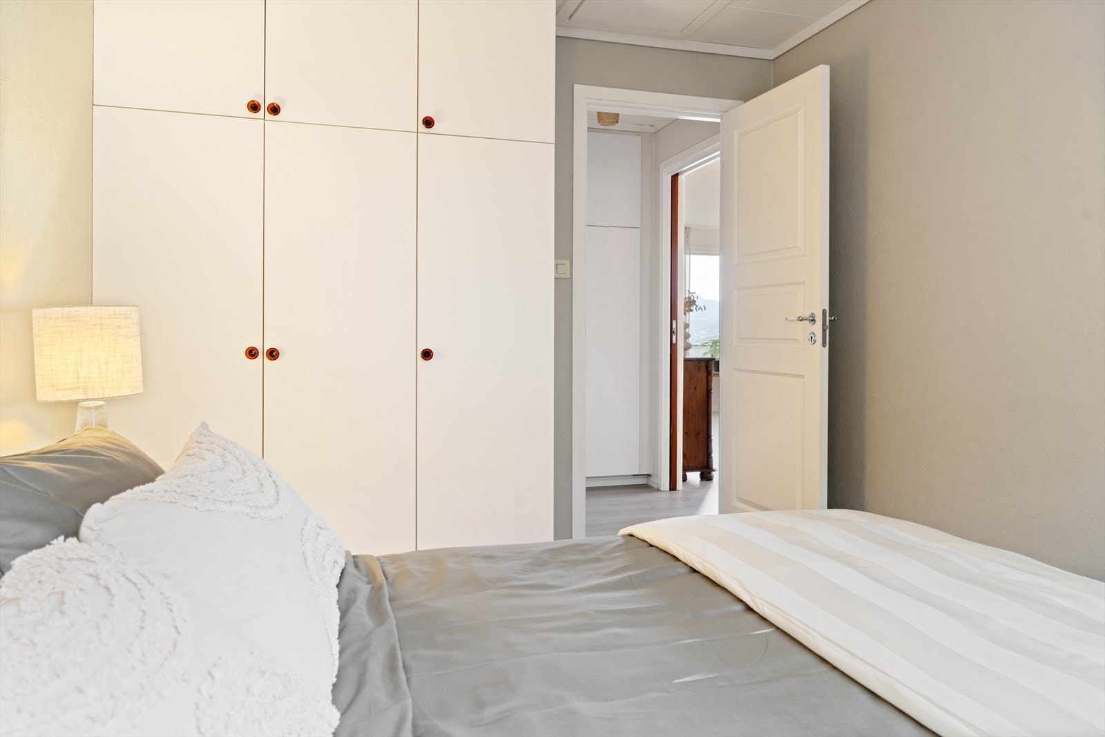 Her er det god plass til å innrede etter behov, og en innebygget garderobe sørger for rikelig med oppbevaring Galleribilde