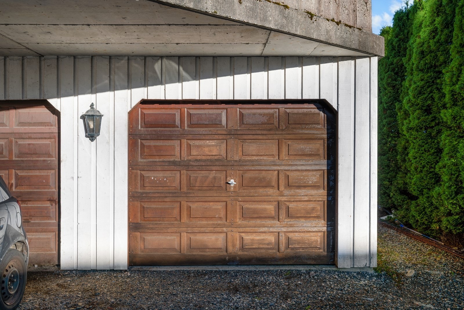 Tilhørende boligen er det en garasje på 18m². I tillegg er det en ekstern bod i hagen på 4m². Galleribilde