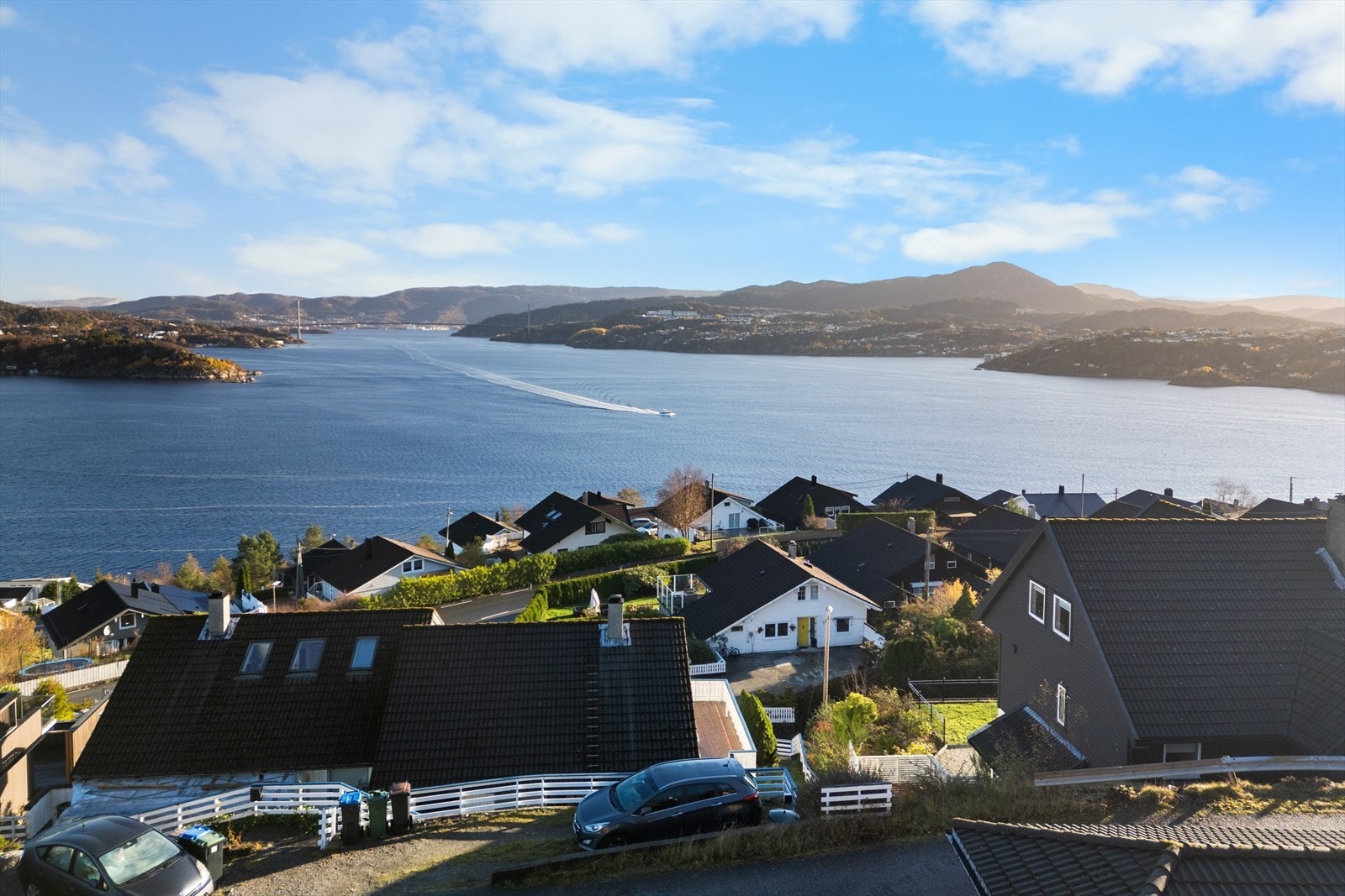Aktiv Eiendomsmegling v/ Anna Hjelle og Ola Øverland har gleden av å presentere Lambhusbakken 3! Fotografert av Quinn AS og Flint Foto Galleribilde