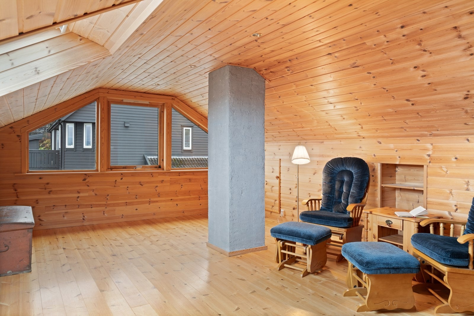 Rommet har godt lysinnslipp og praktisk oppbevaring i kneloft Galleribilde