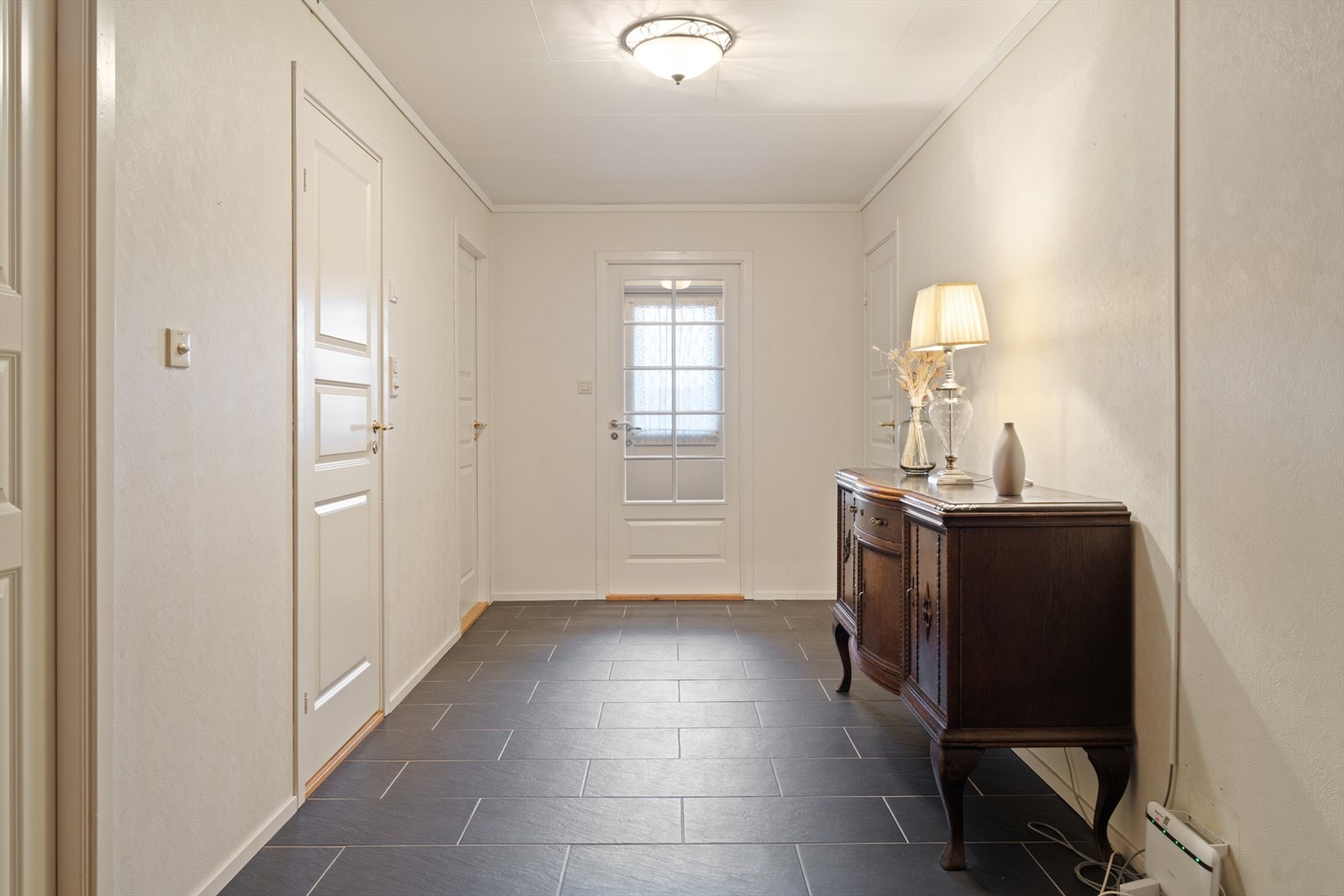 Underetasjen har egen inngang fra hagen og byr på mange muligheter Galleribilde