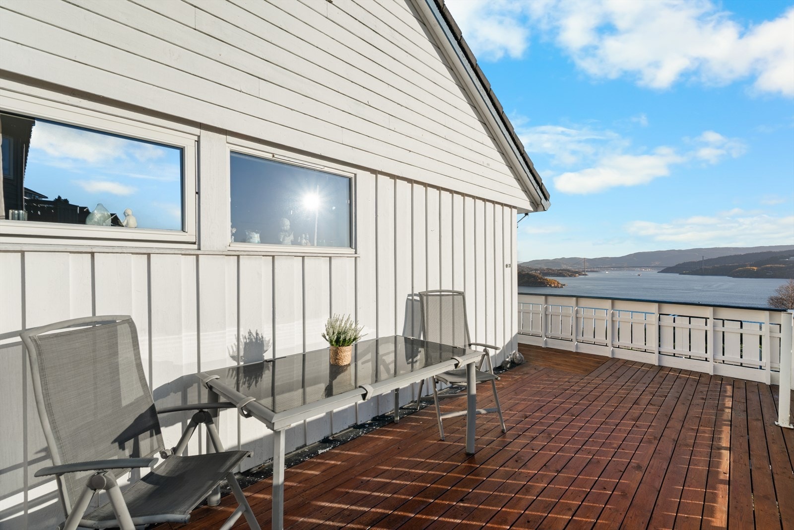 Verandaen er målt til hele 30 m², og er en nydelig forlengelse av boligen på fineværsdagene Galleribilde