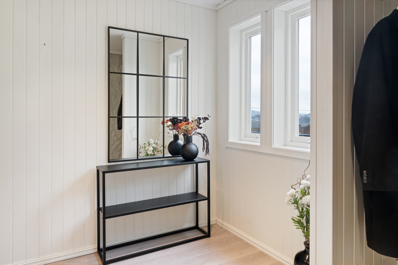 Velkommen inn i en lys og innbydende entré, med god plass til oppbevaring av yttertøy og sko Galleribilde