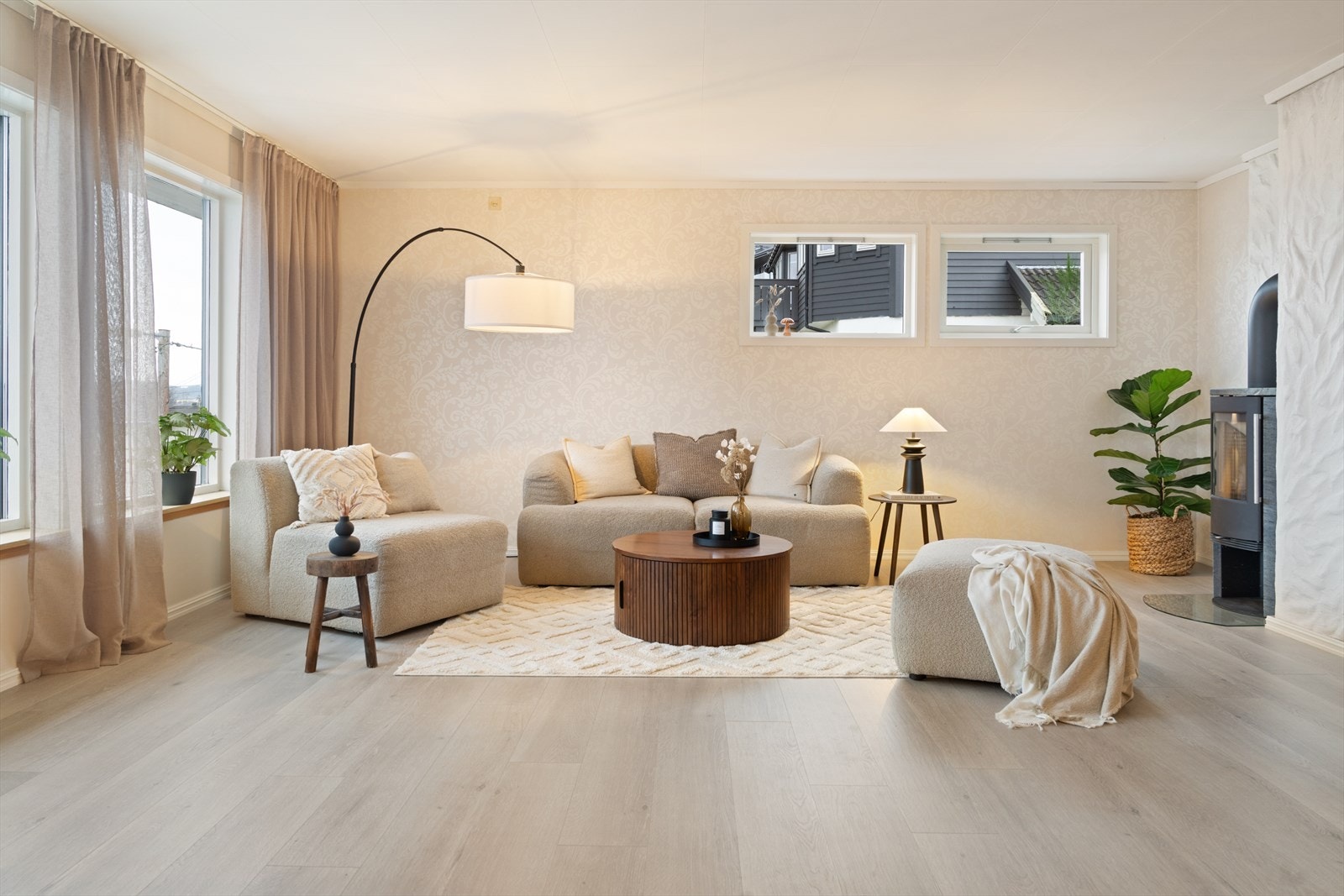 Behagelige fargetoner spiller flott sammen med det stilrene laminatgulvet Galleribilde