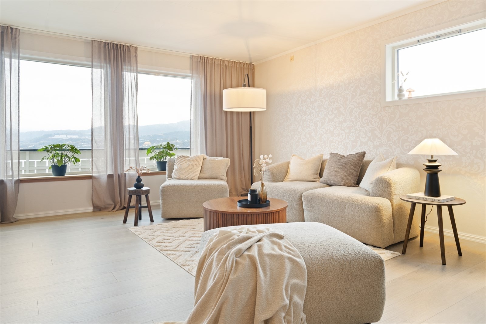 Videre beveger vi oss inn i en romslig stue- og kjøkkenløsning på hele 52m² Galleribilde