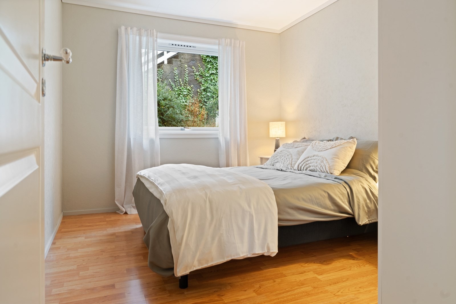 I samme etasje finner du et lyst og luftig soverom på 11 m² Galleribilde