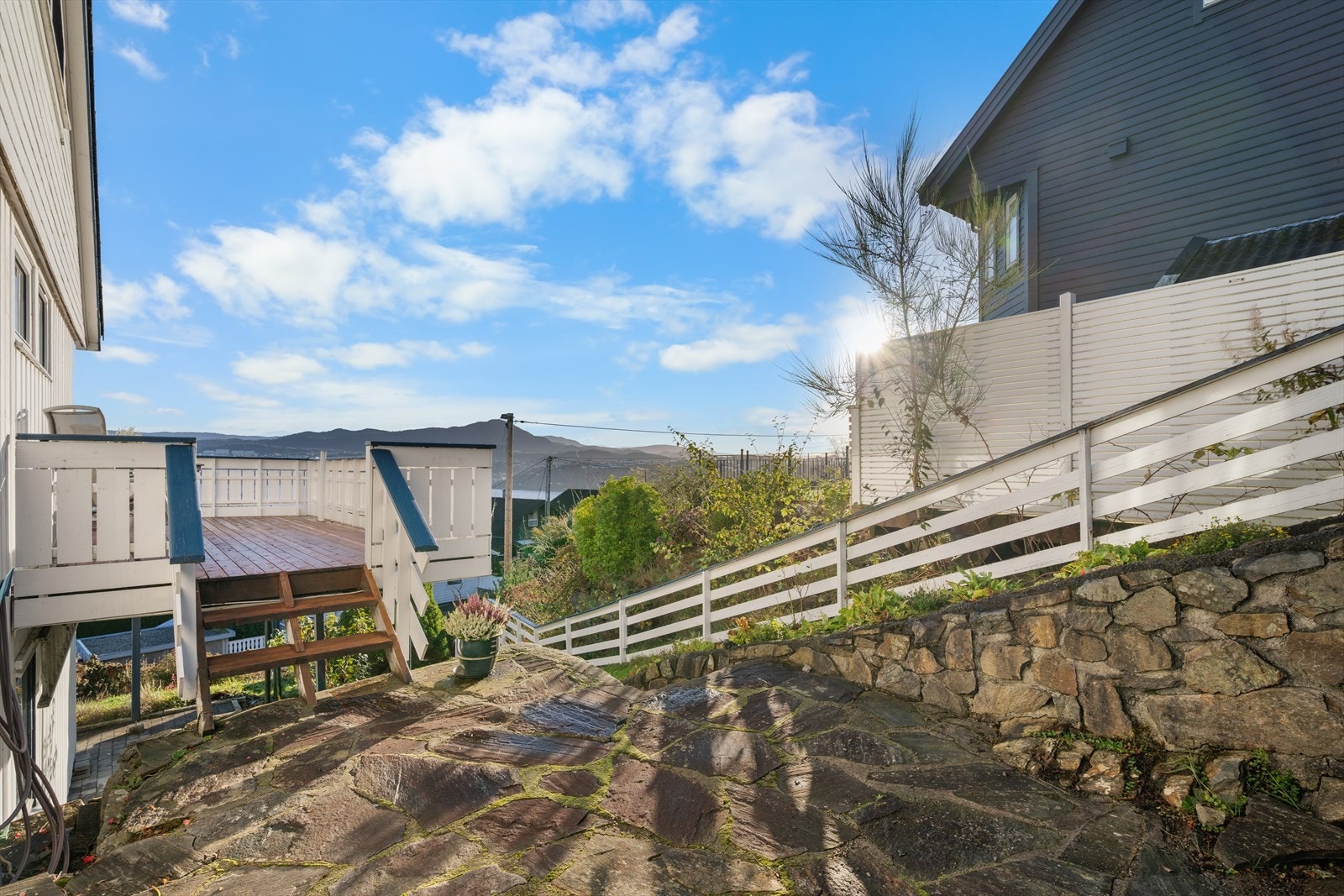 Boligen har innholdsrike uteområder, hvor både to- og firbeinte kan trives! Galleribilde