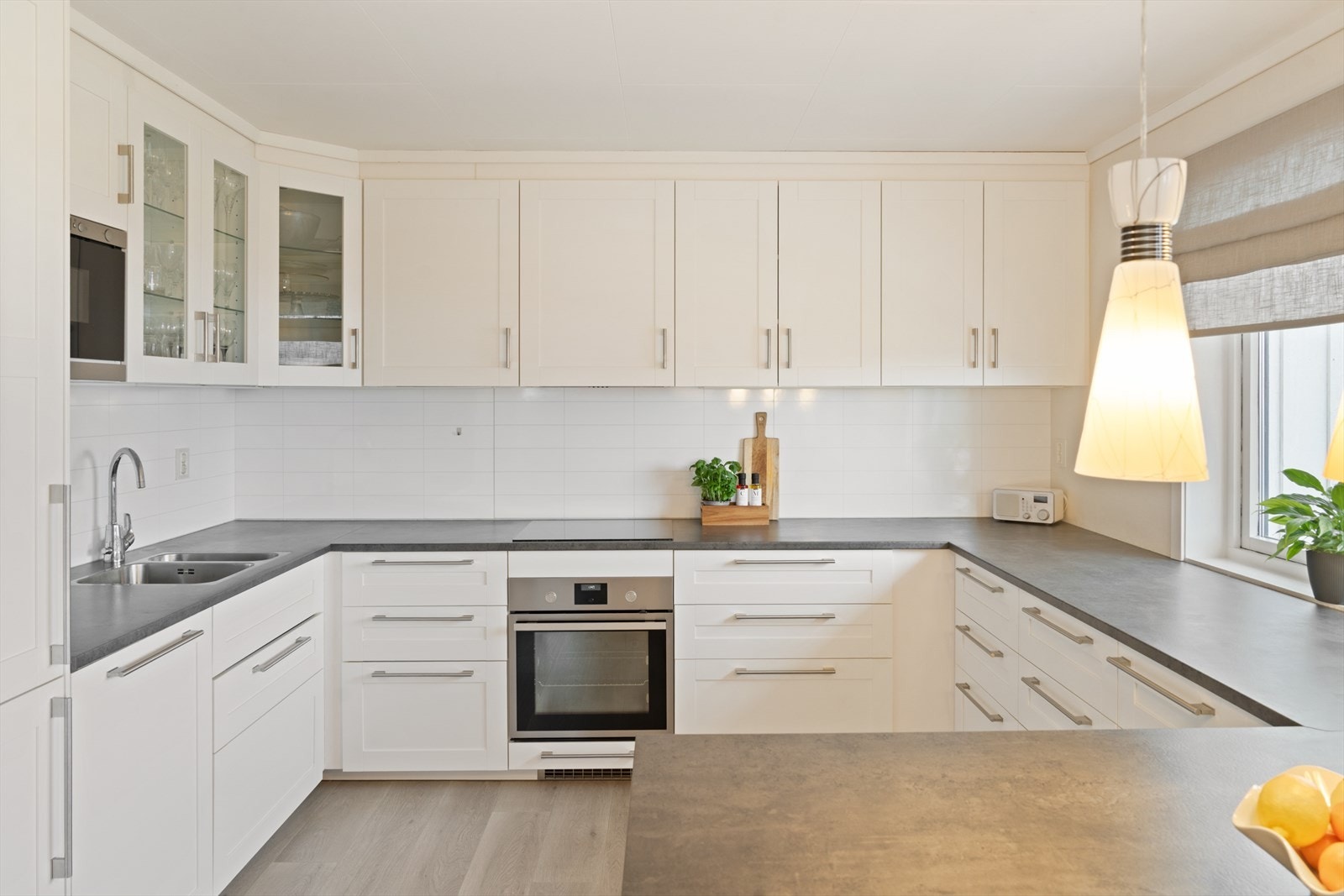 Her har du rikelig med plass til både matlaging og oppbevaring Galleribilde