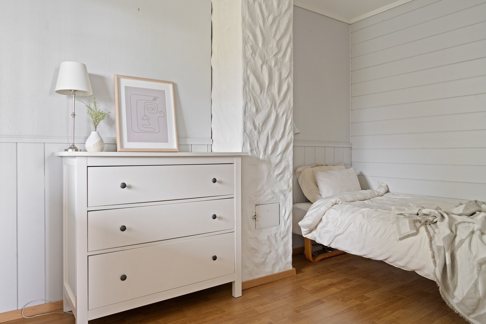 Etasjen har to luftige soverom Galleribilde