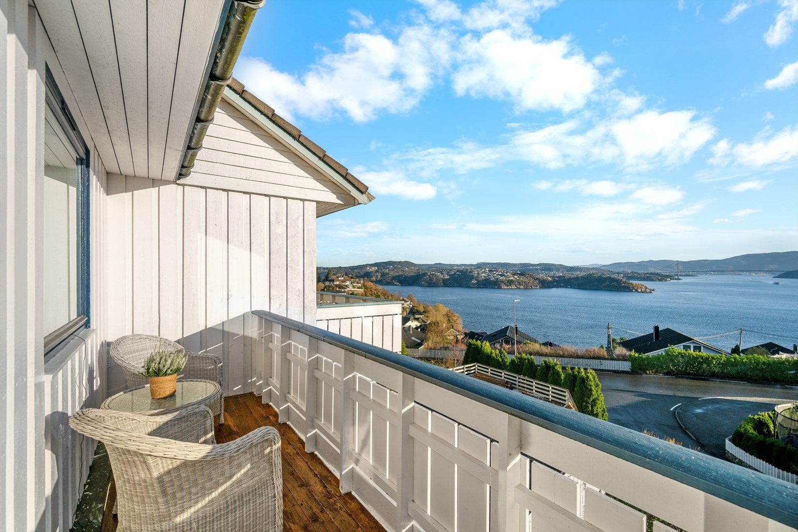 Fra stuen kommer vi ut til en stor veranda som strekker seg rundt boligen Galleribilde