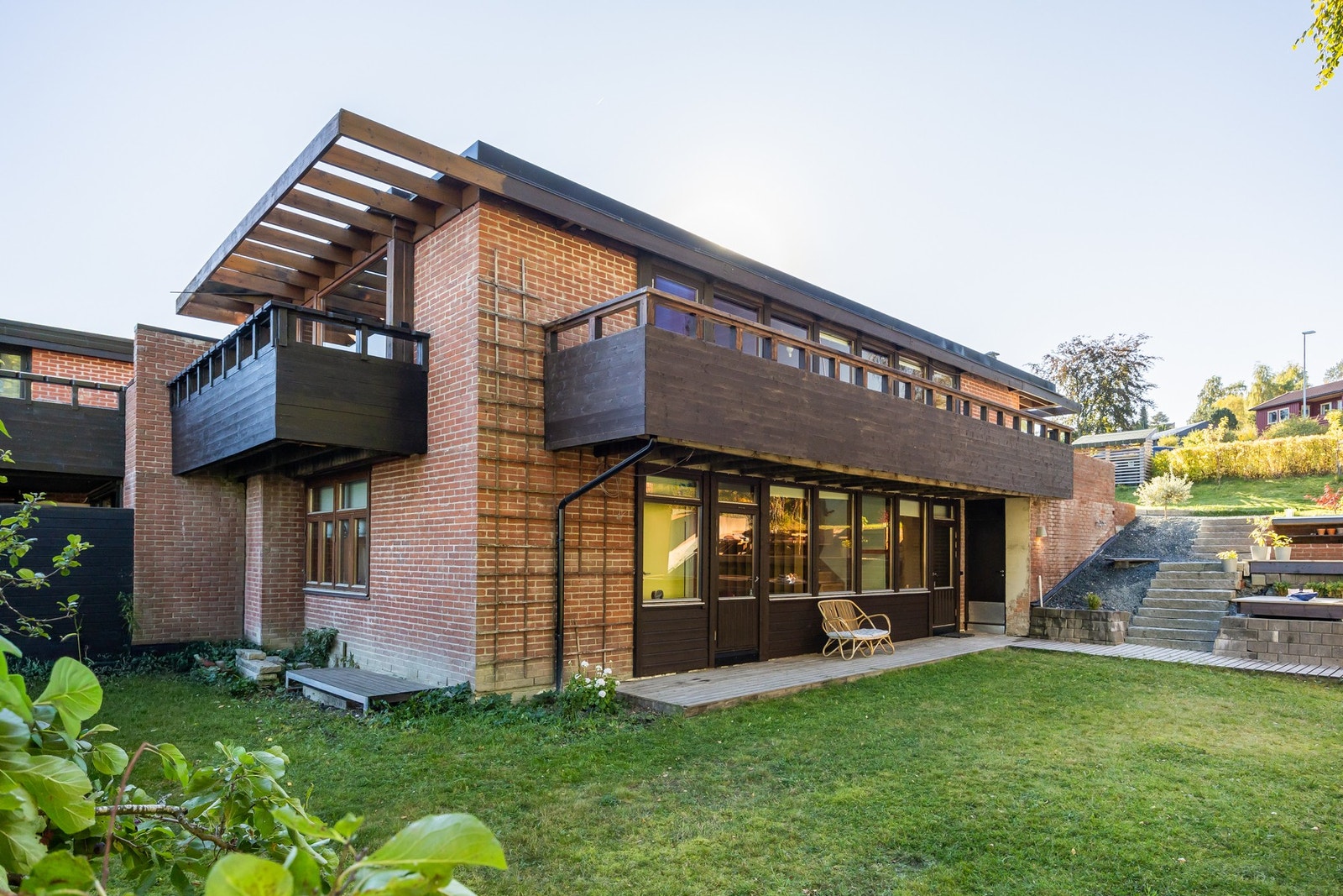 Hagen på nesten ett mål ligger skjermet over to plan med plen, epletær og flere hyggelige spiseplasser. Galleribilde