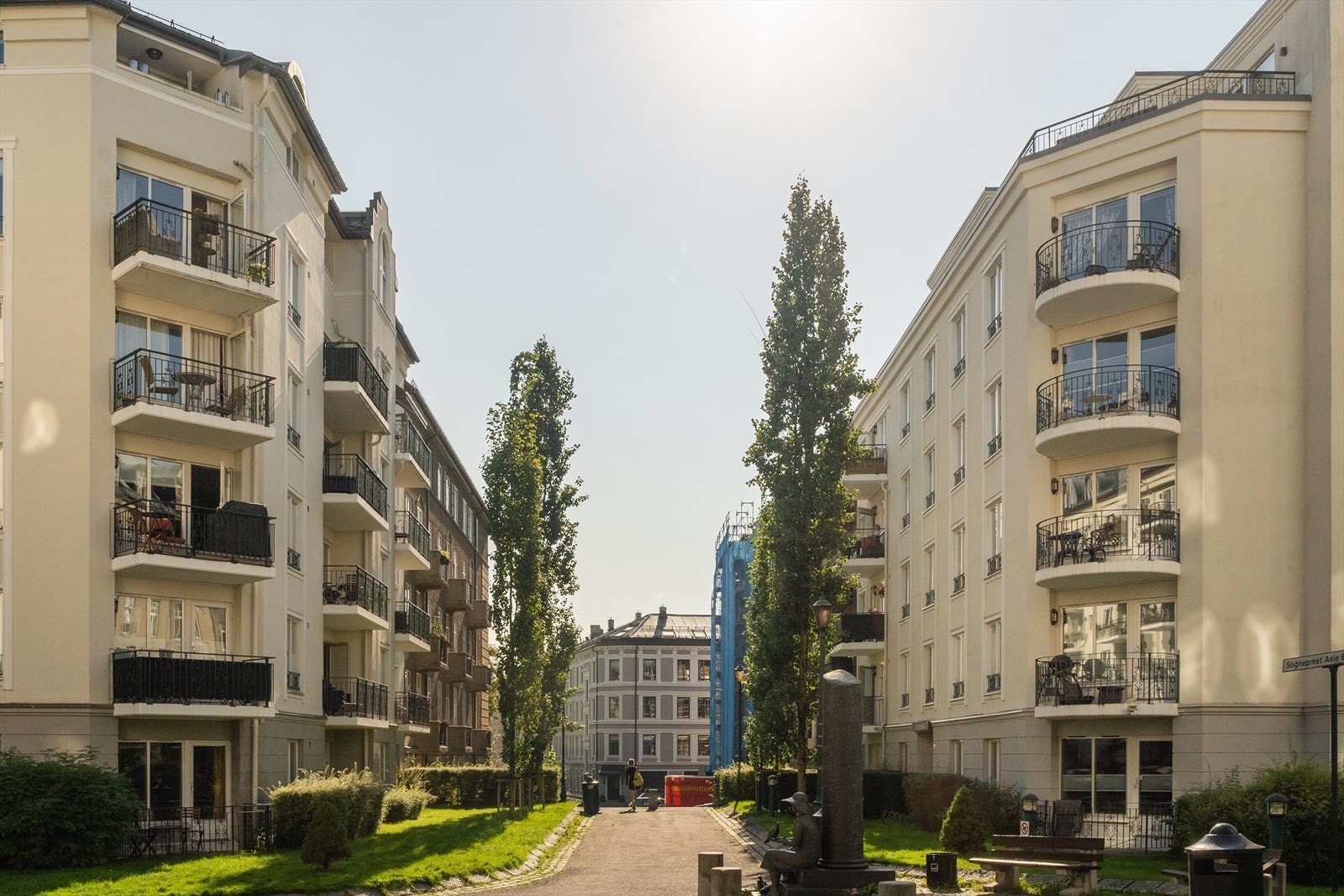 Parkeringsplassen har beliggenhet i enden av Solheimgata rett ved Lindemans gate og Frognerparken Galleribilde