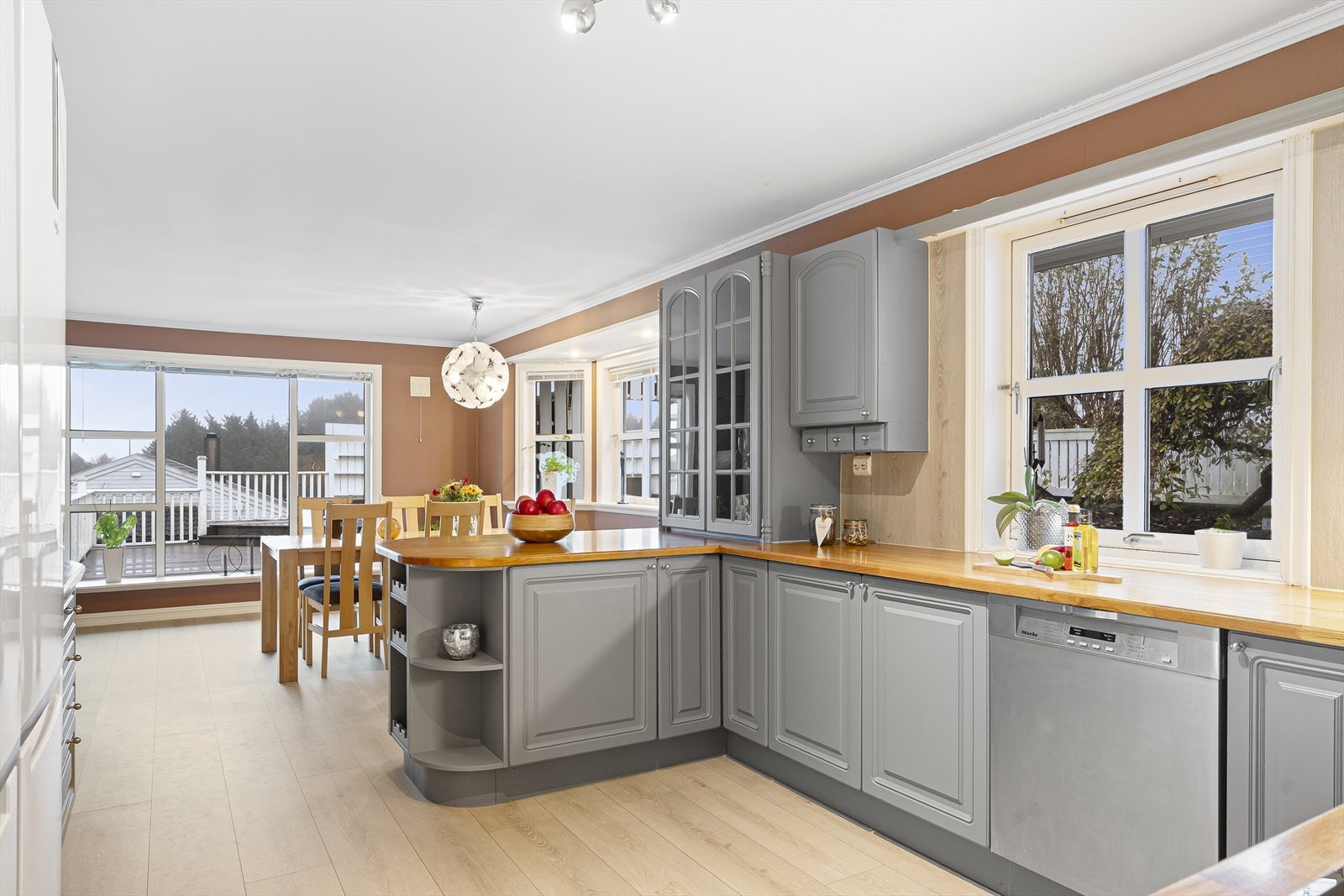 Kjøkkenet har god skap- og benkeplass Galleribilde