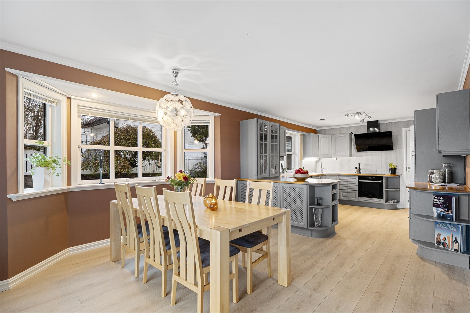 Boligen kan by på et meget romslig kjøkken i 1. etasje med god plass til stort spisebord Galleribilde