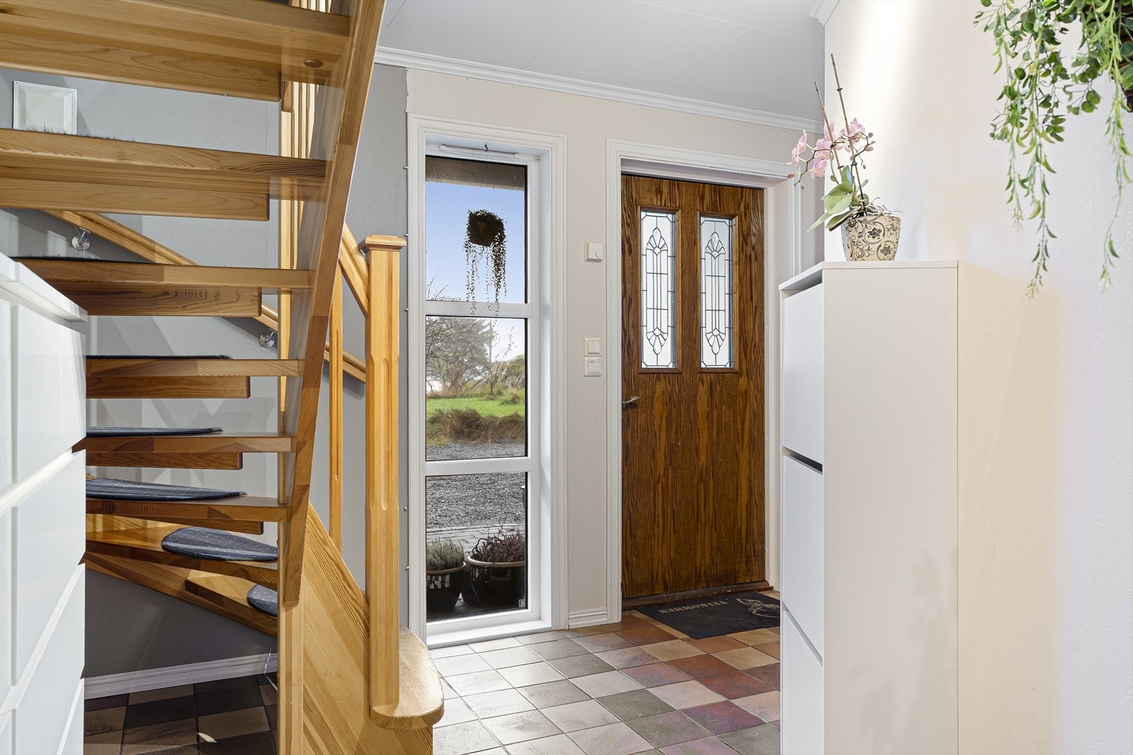 Romslig entré/inngangsparti i underetasjen tilhørende hoveddel Galleribilde