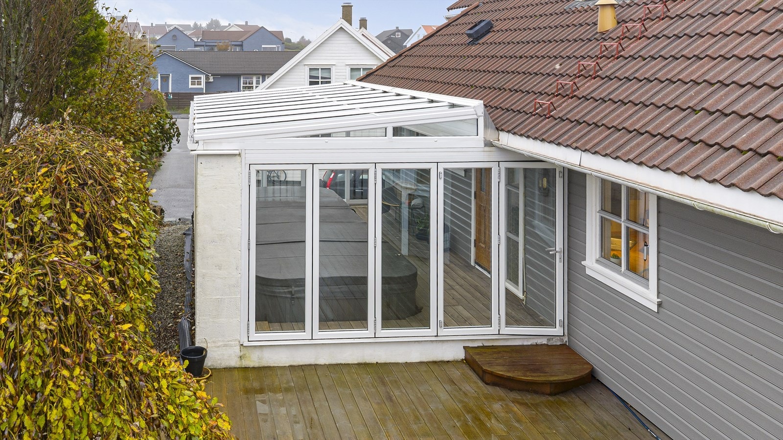 Boligen kan også by på en flott hagestue fra 2016 med jacuzzi og motstrømsbasseng Galleribilde