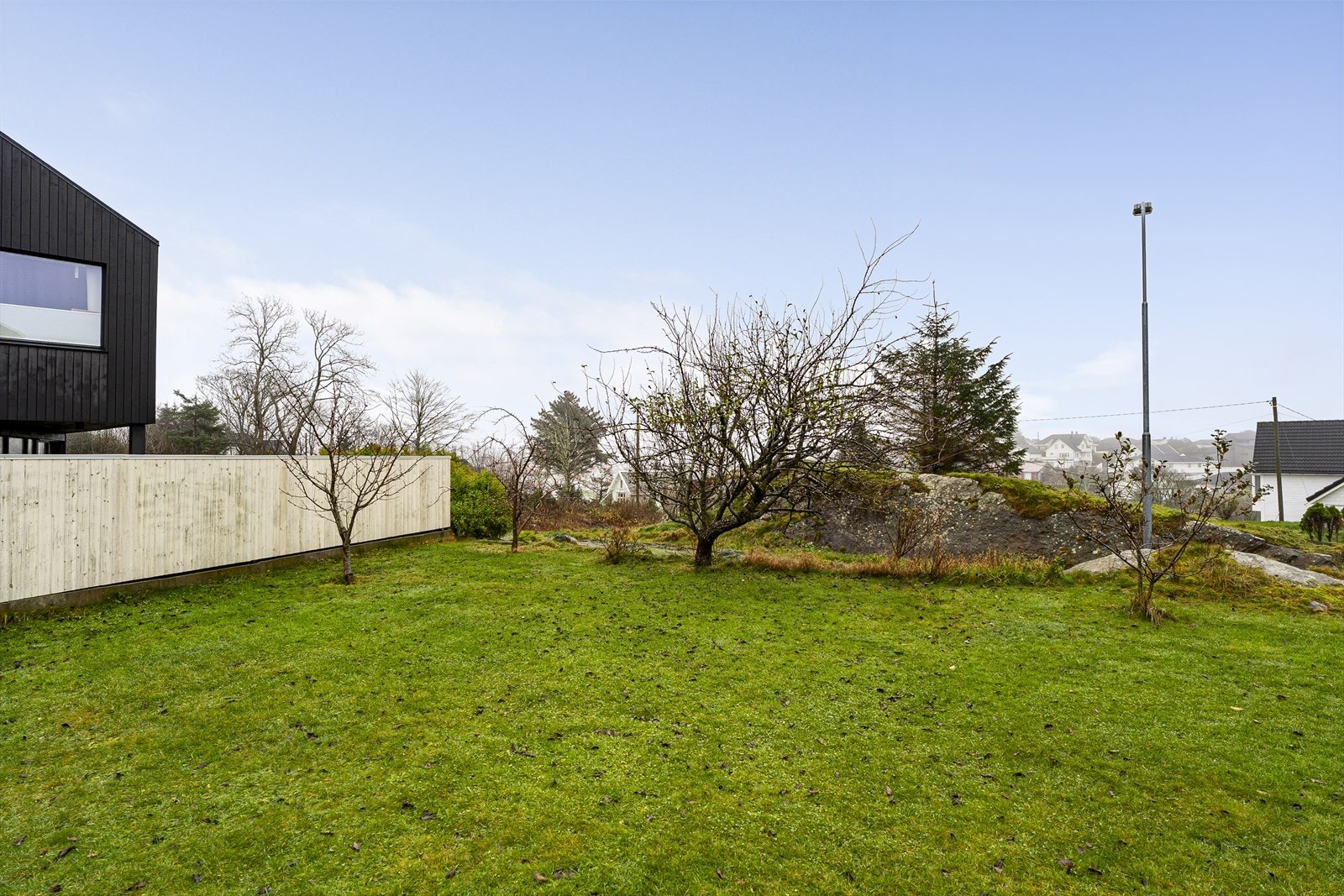 Eiendommen har også en stor plen med god boltreplass for barna Galleribilde