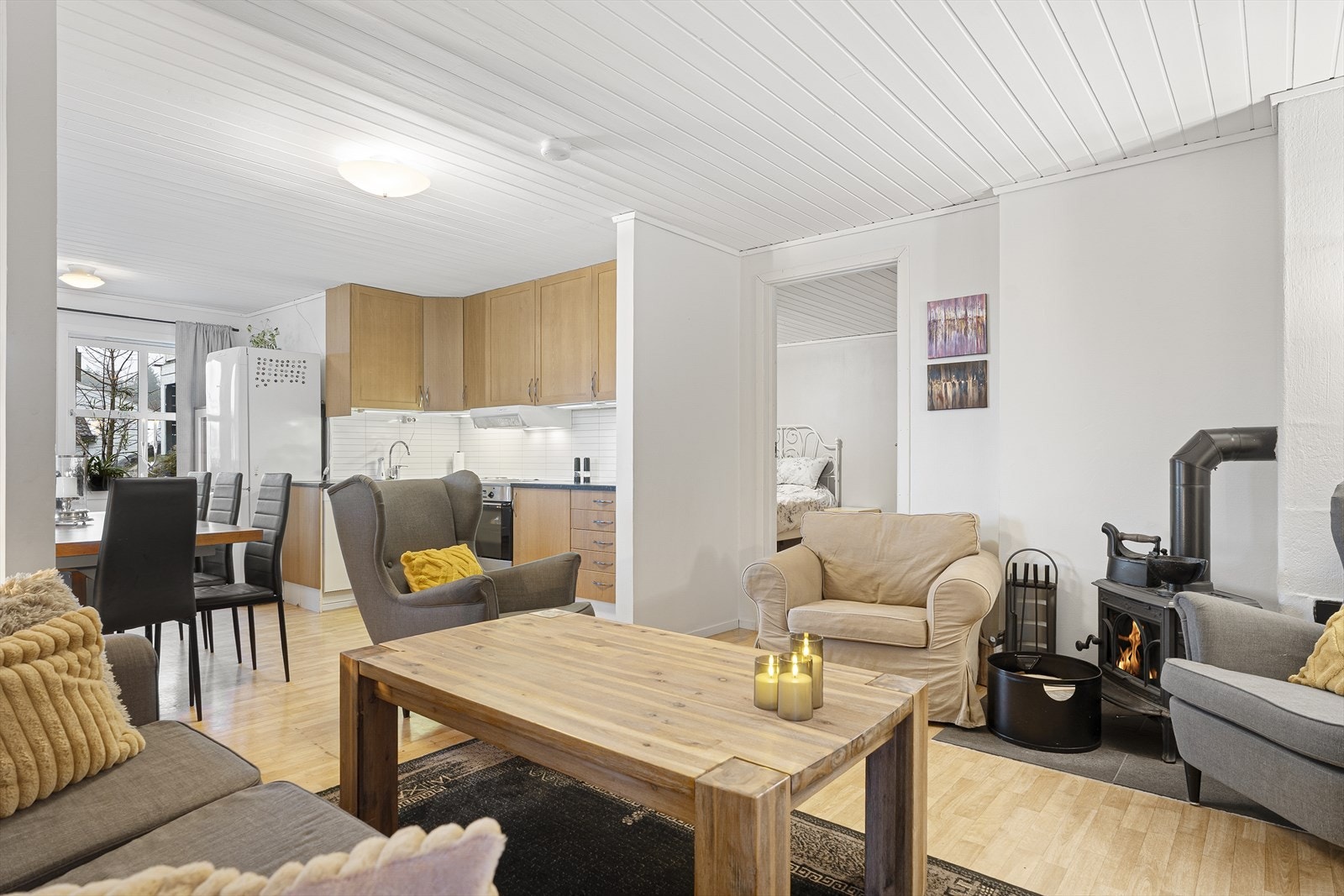 Leiligheten har en lys og åpen stue/kjøkkenløsing med plass til sofagruppe og spisebord Galleribilde