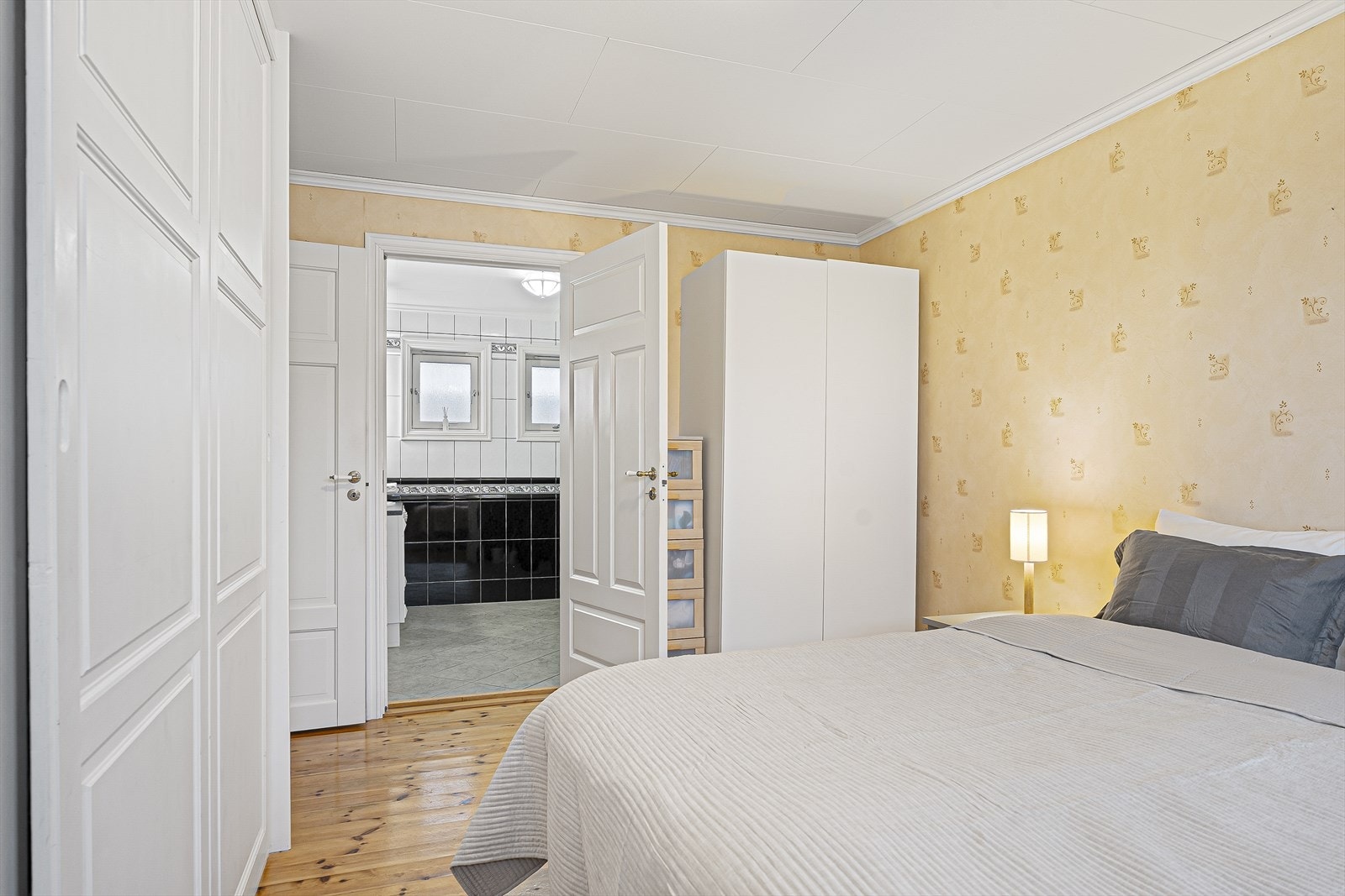 Soverommet har stor skyvedørsgarderobe samt garderobeskap med masse oppbevaringsplass Galleribilde