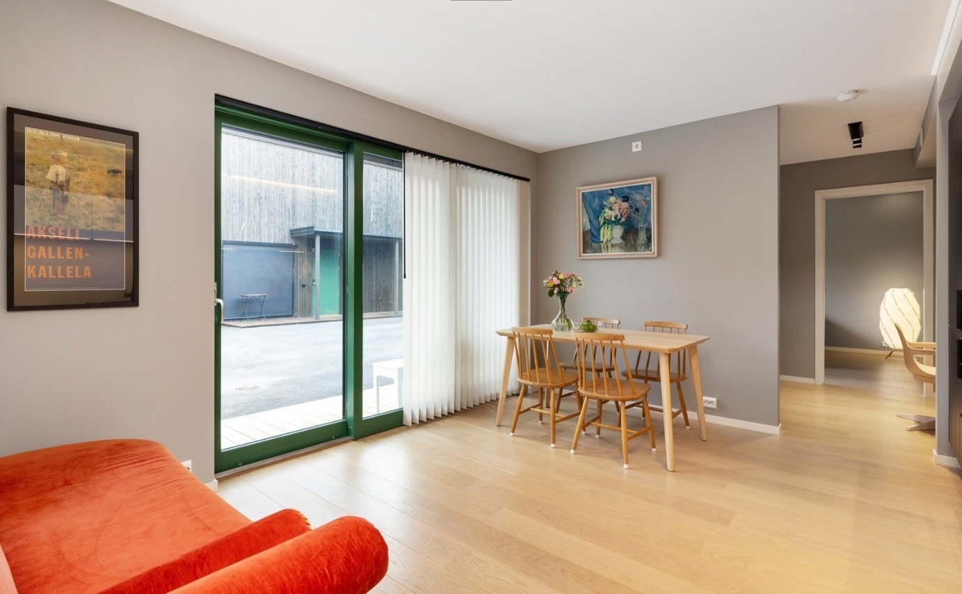 Åpen stue-kjøkkenløsning med skyvtett til terrassen. Galleribilde