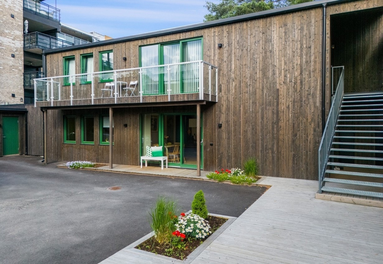 Leiligheten ligger inni en bakgård som skjermer godt for støy ellers. Galleribilde