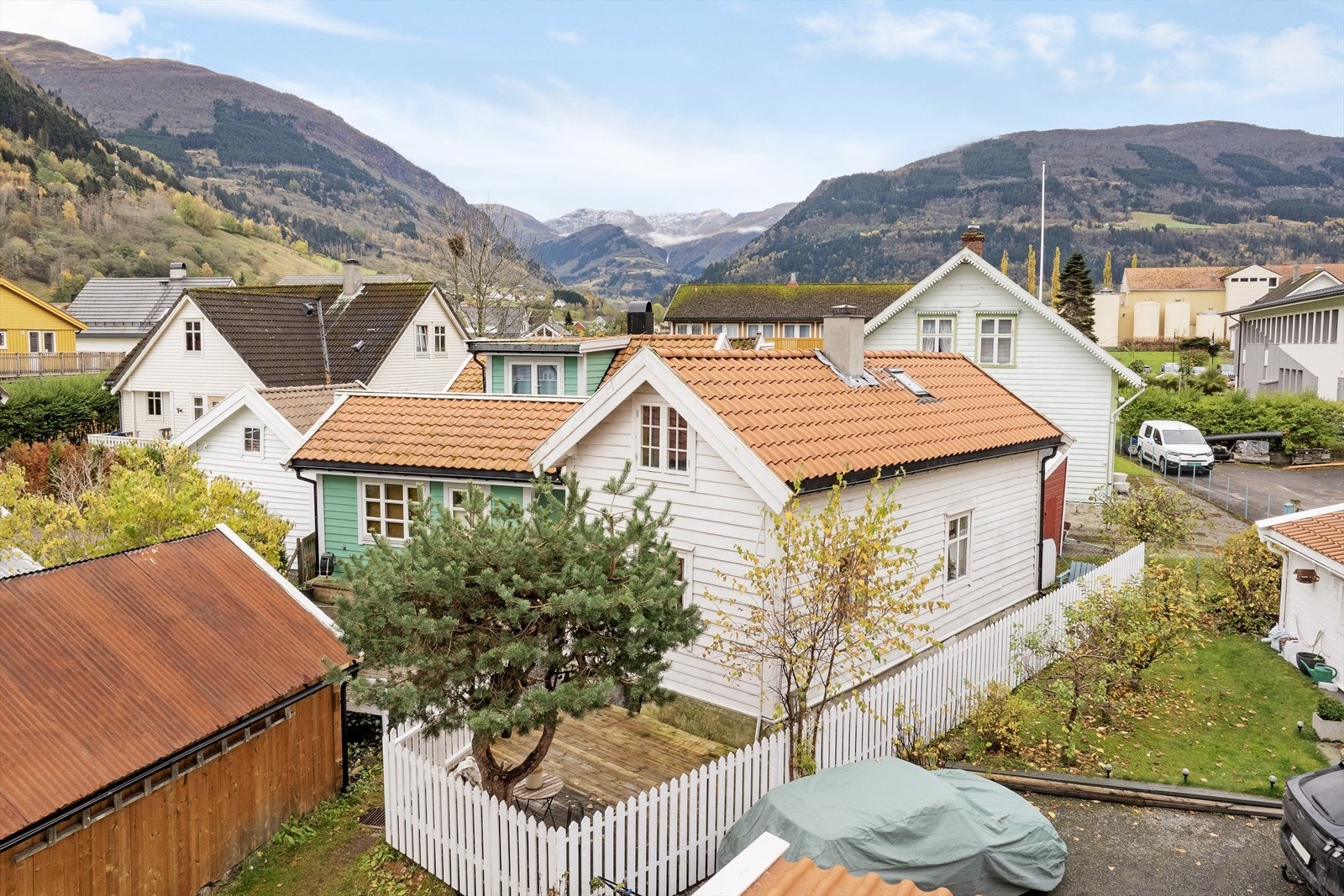 Tomta er flat og liten, og er ikkje vesentlig større enn arealet som blir opptatt av bygning og terrasse. Galleribilde