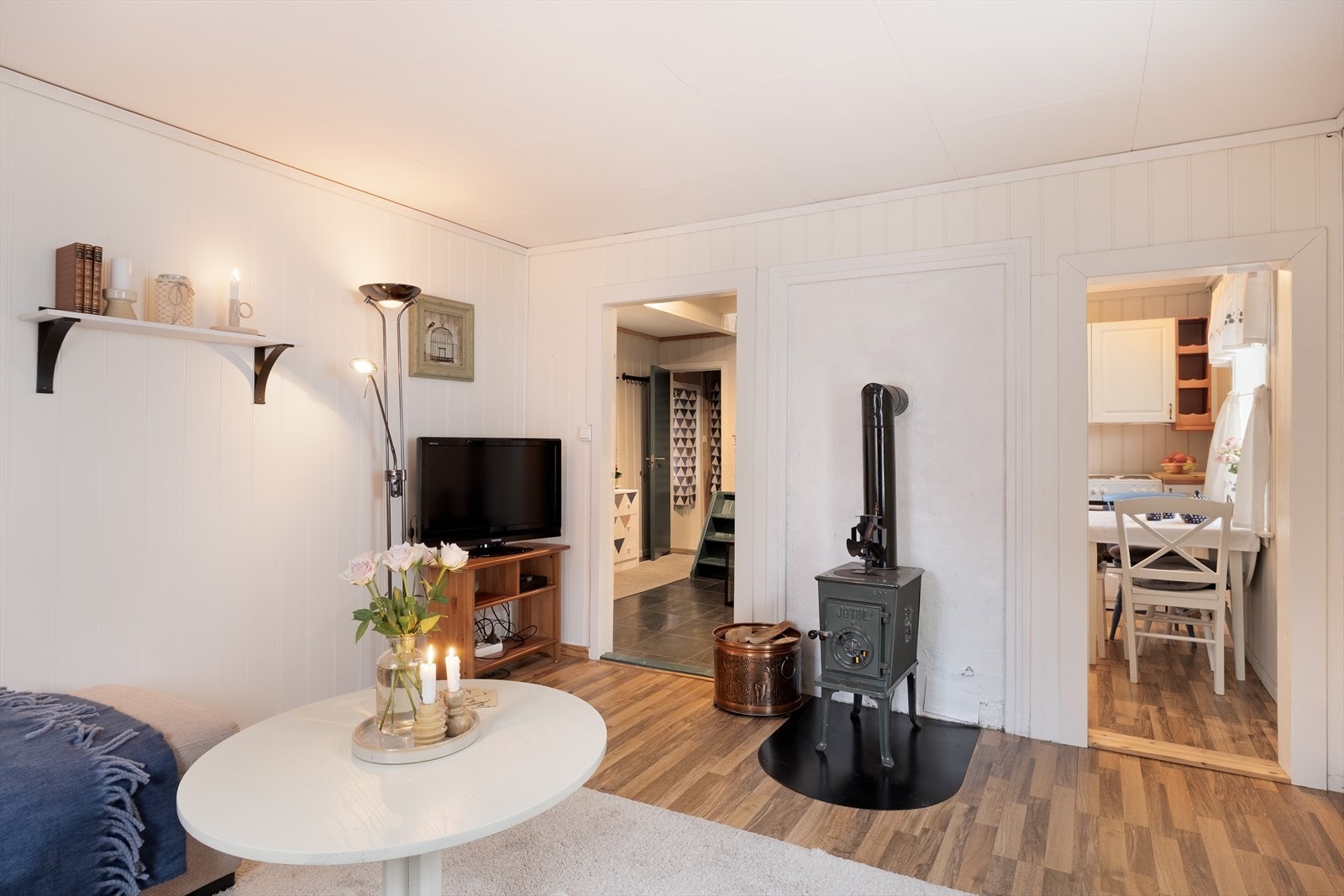 Som oppvarmingskjelde er det montert vedomn. Galleribilde