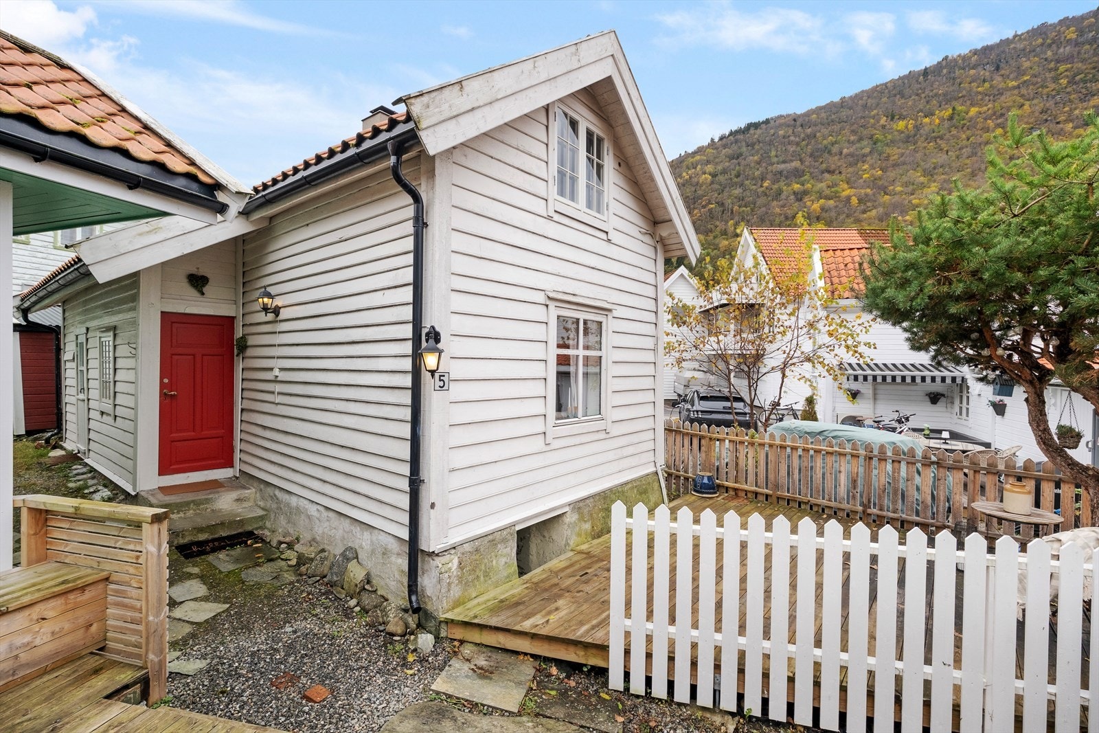 Bustaden er oppført i ca 1880, og inneheld 2 soverom, stove, kjøkken og bad/vaskerom. Einebustaden er SEFRAK-registrert. Galleribilde