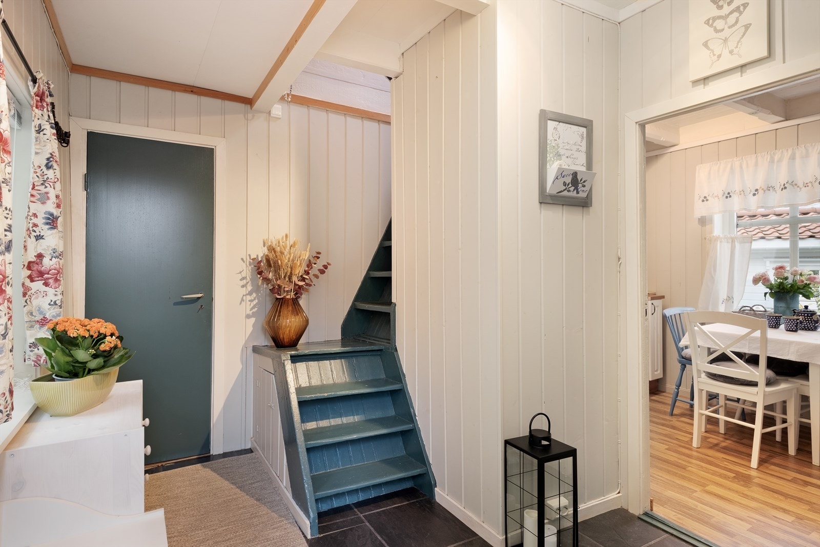 Gangareal i 1.etg. med trapp opp til loft. Galleribilde