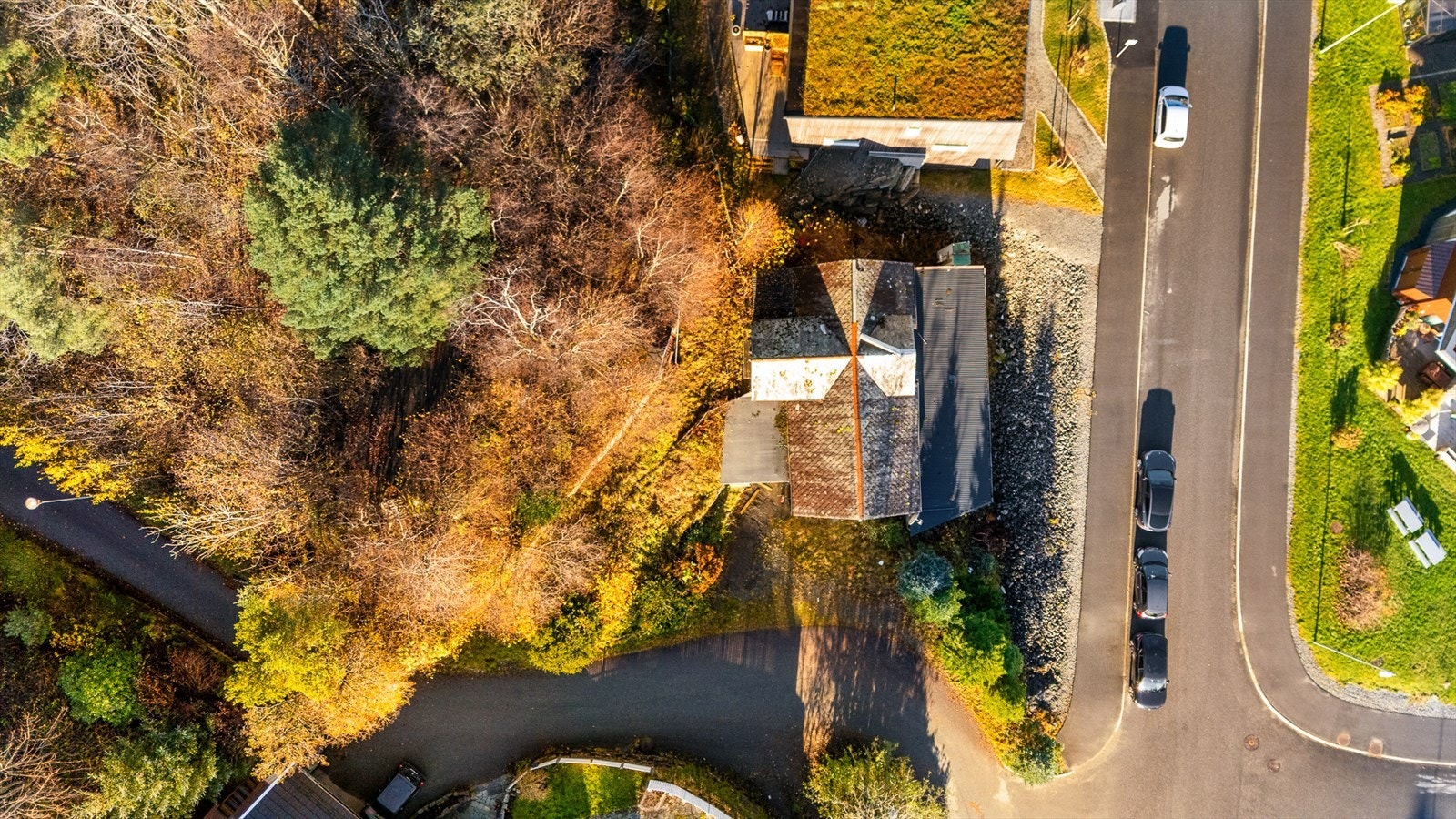 Litt over halvparten av tomten hvor det idag står en låve er regulert til boligbebyggelse, resterende er avsatt til friområde Galleribilde