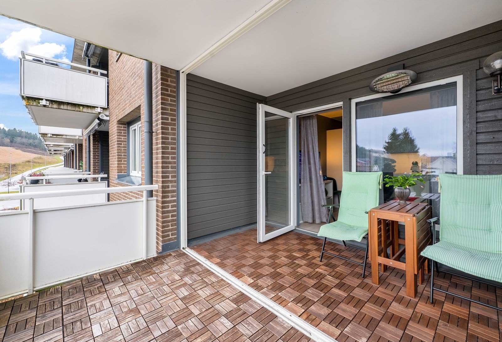 Balkongen er på 11 kvm og har god plass til diverse utemøblementer. Galleribilde