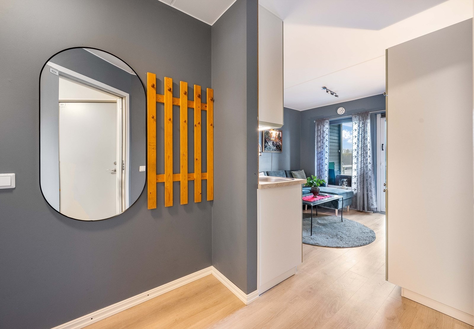 Veggene er malt i en moderne fargetone, og gulvet har laminat som gir et stilrent uttrykk. Galleribilde