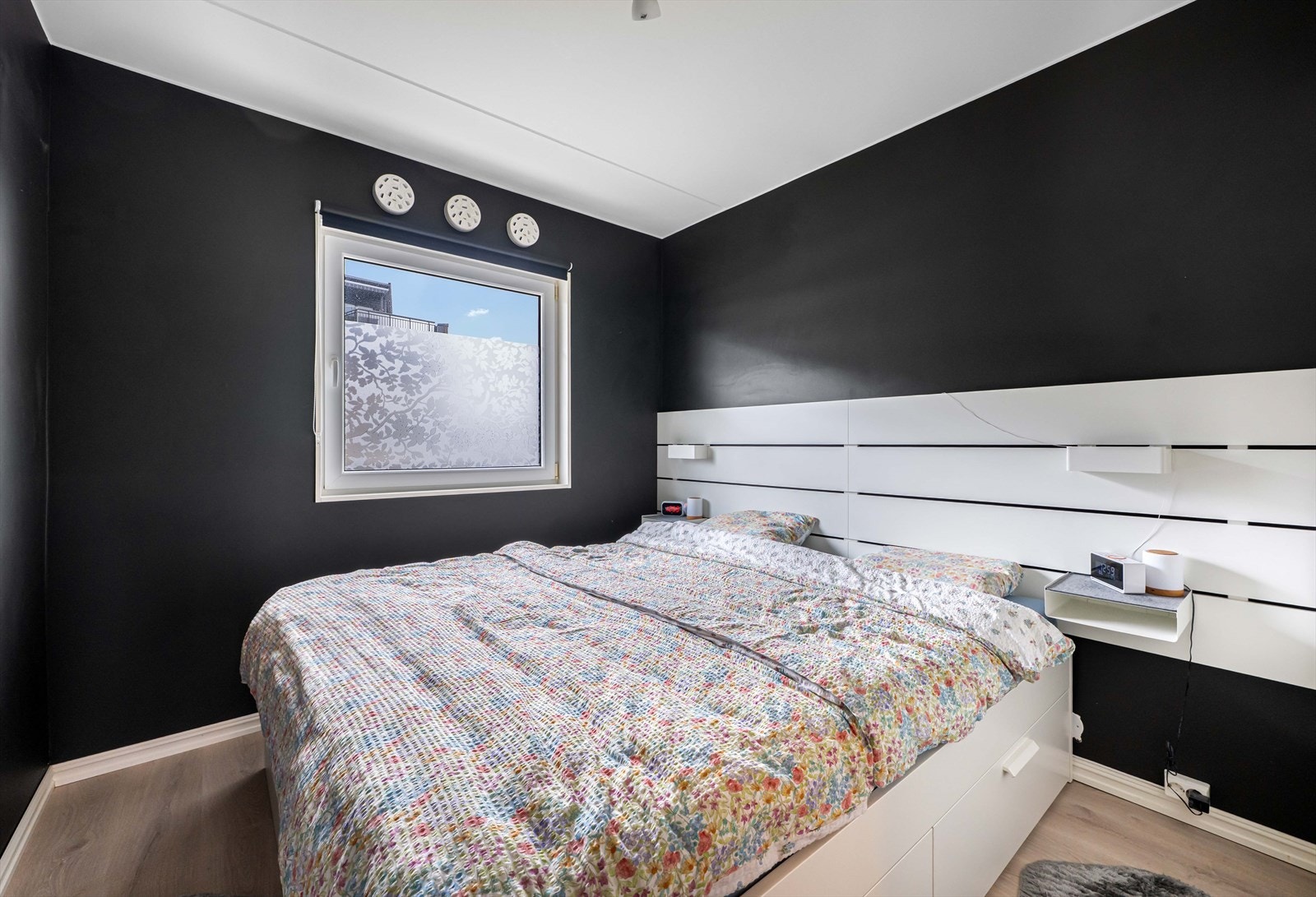 På soverommet er det plass til en stor dobbeltseng og oppbevaringsløsninger. Galleribilde